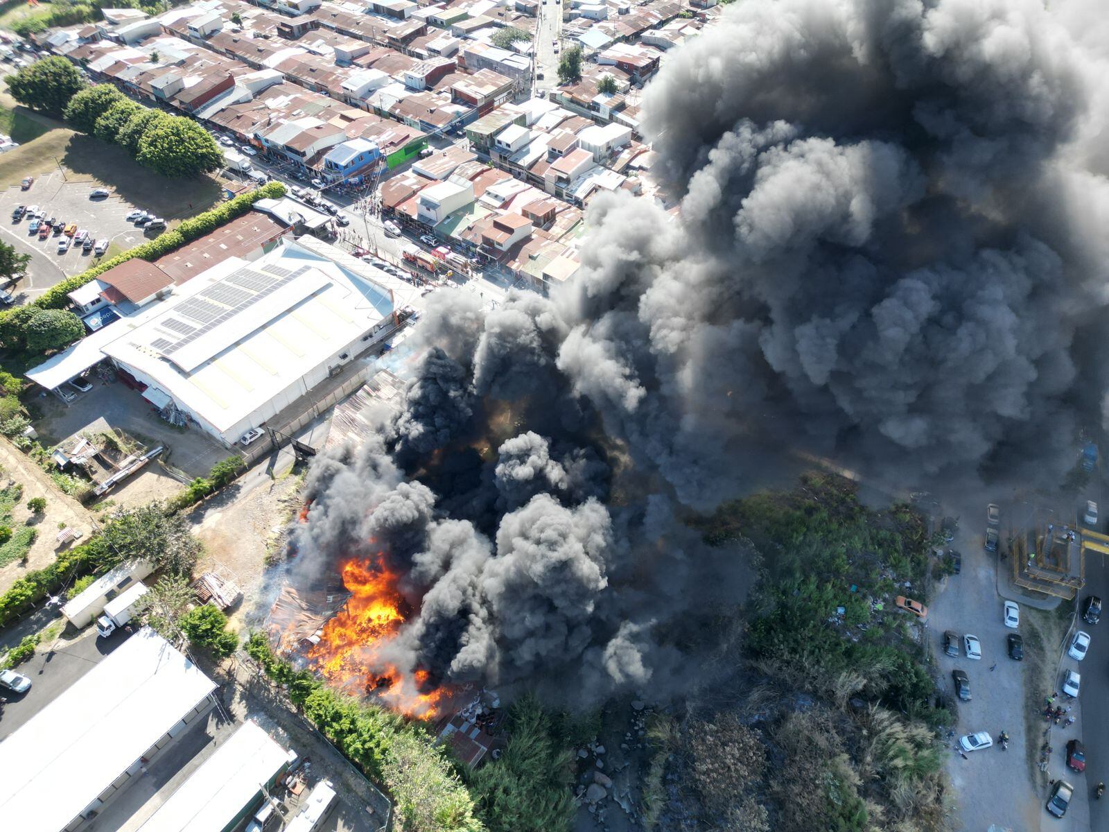 Unidades extintoras de la Estación de TrsRíos y de la Metropolitana atienden la emergencia en San Diego de La UInión. Foto: Cortesía: PO SHENG TSENG LU