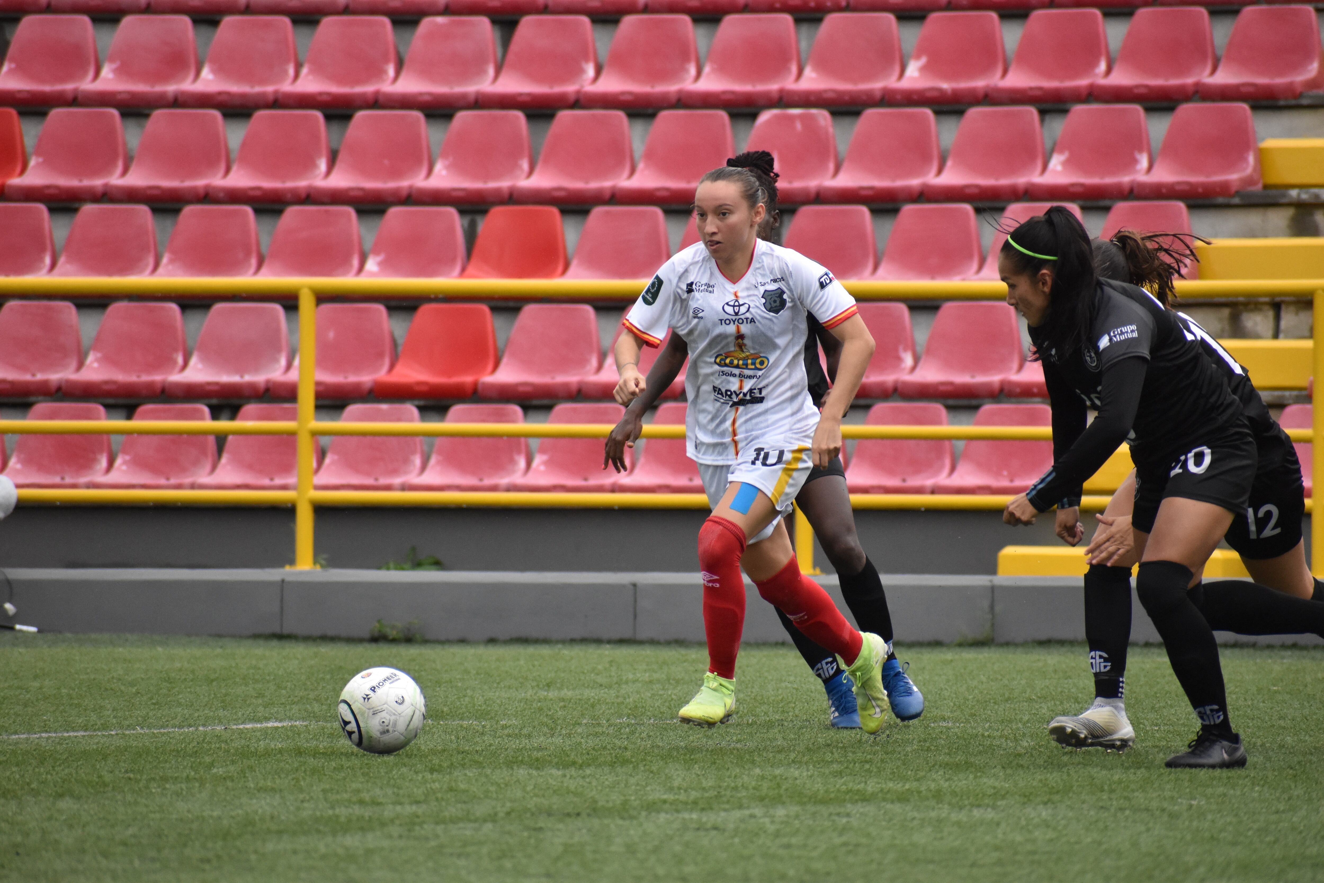 En los últimos minutos del juego, Gloriana Villalobos fue expulsada. Cortesía Herediano.