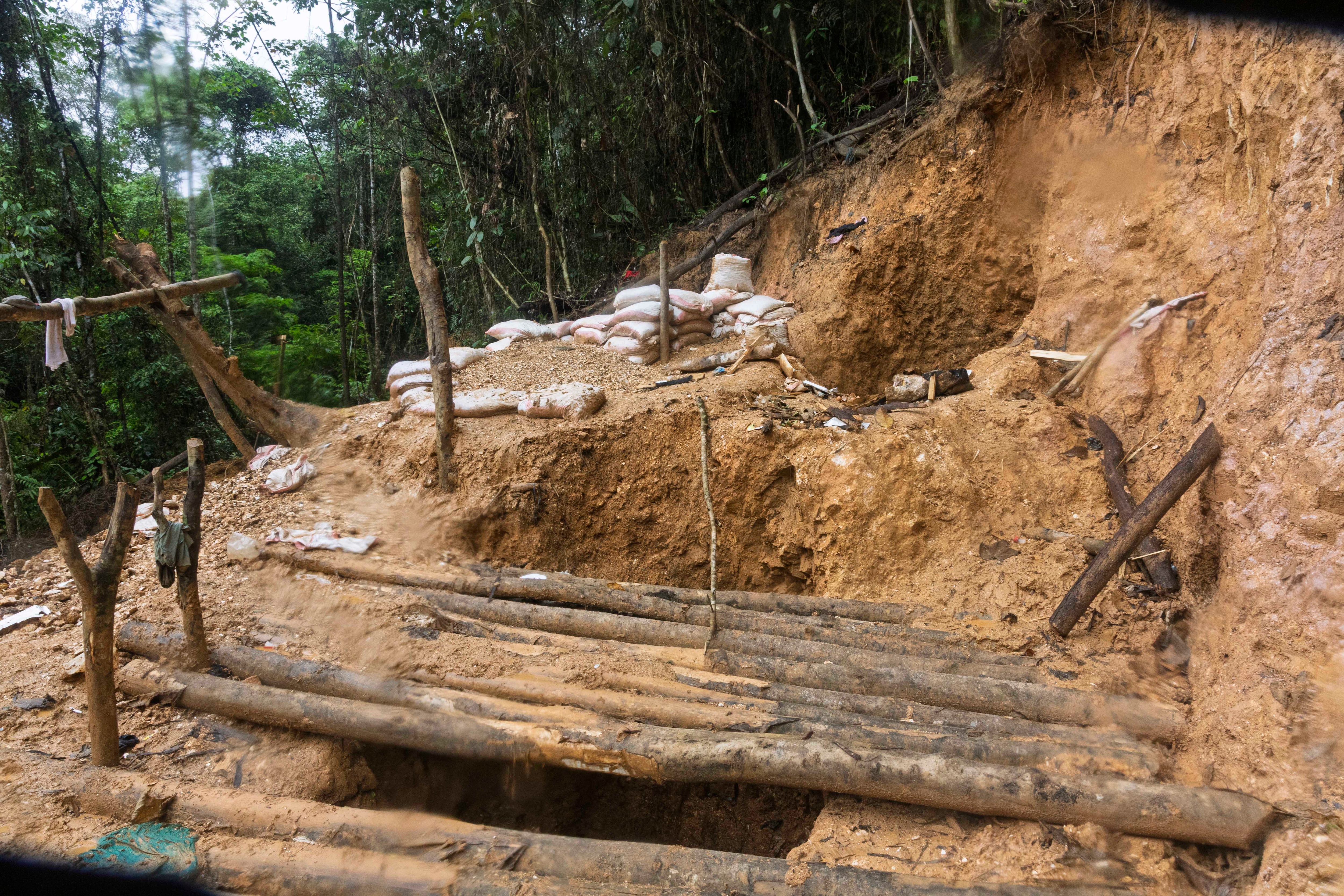 Túneles de extracción ilegal de 20 a 30 metros de profundidad en el cerro Conchudita.