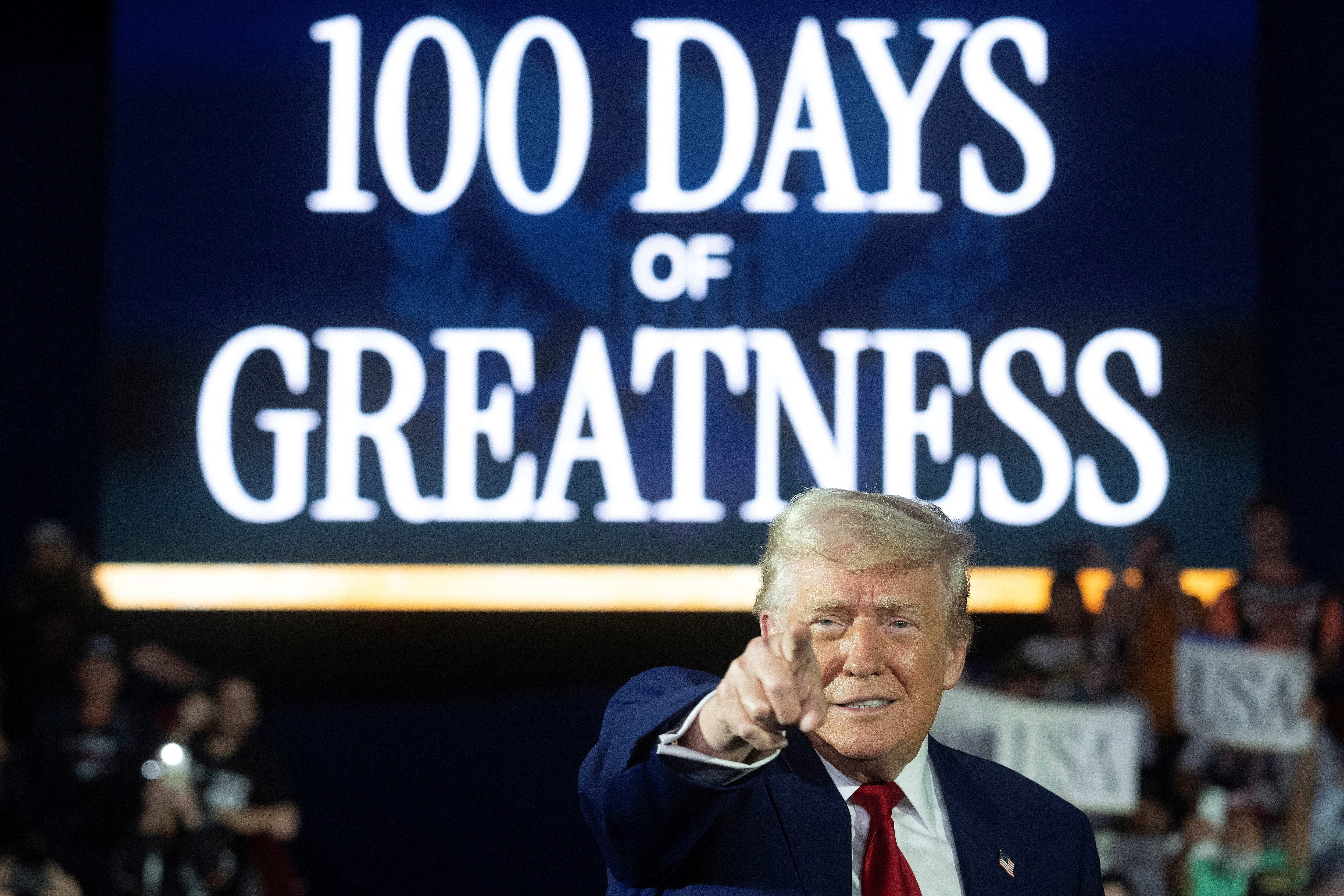 El presidente de EE. UU., Donald Trump, llega para pronunciar un discurso con motivo de su centésimo día en el cargo en el Sports Expo Center del Macomb County Community College en Warren, Michigan, el 29 de abril de 2025. Trump celebró los primeros 100 días de lo que ya es una de las presidencias más radicales y trascendentales en la historia de EE. UU., pero las encuestas muestran que los estadounidenses se están desilusionando con el tumulto económico y político. (Foto de Jim WATSON / AFP)