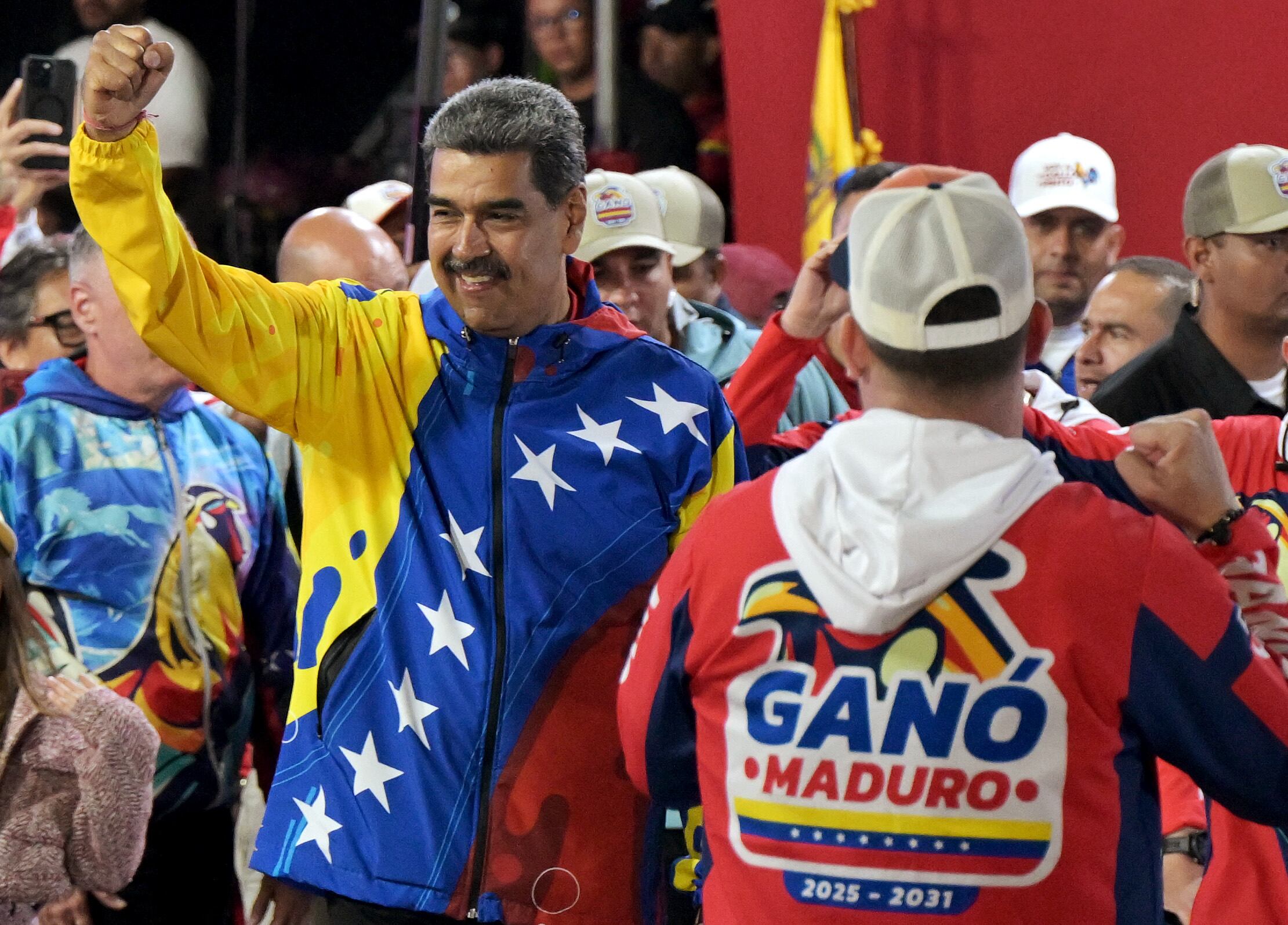 Nicolás Maduro, dictador en Venezuela, celebra su tercer mandato. La oposición exige un conteo de votos libre y transparente. Foto: AFP