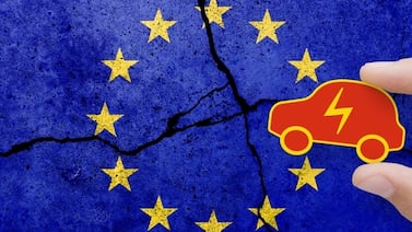 Unión Europea pide a China limitar exportaciones de vehículos híbridos para evitar una guerra comercial