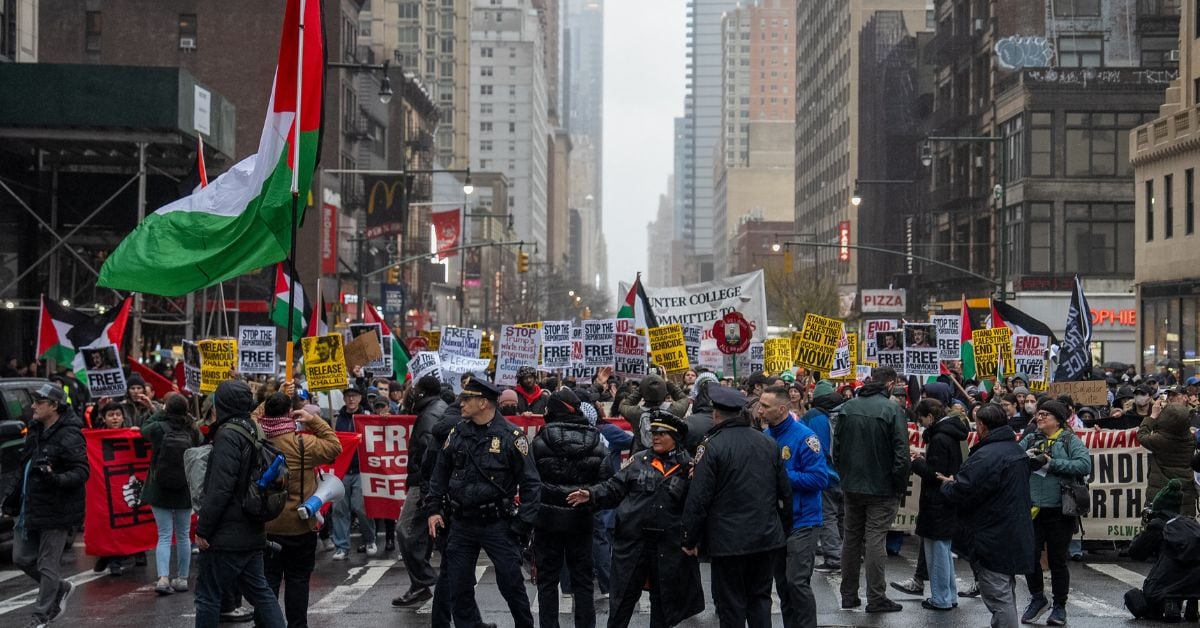 en la imagen una manifestación el pasado 12 de abril en Times Square