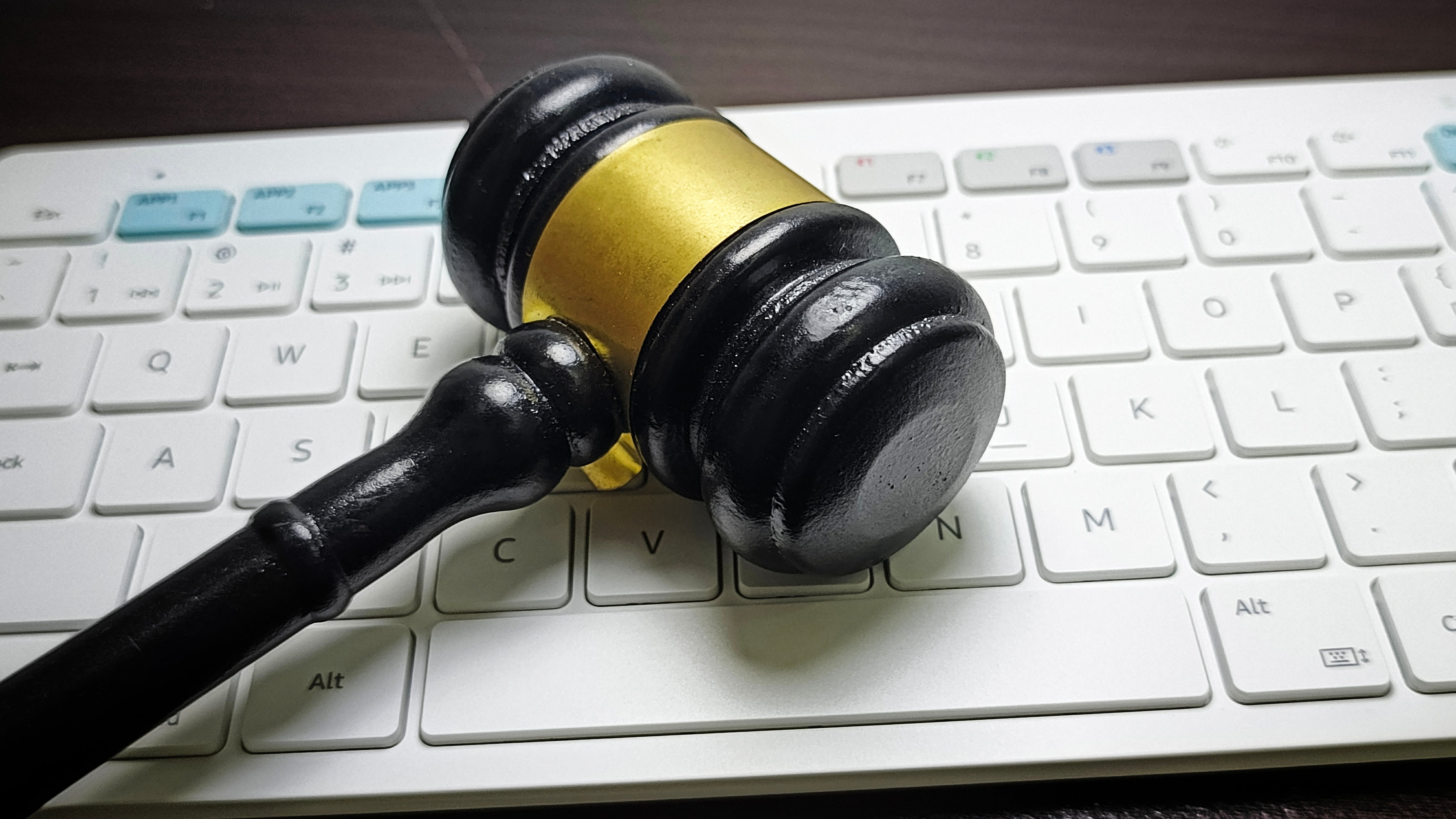 Mazo de juez sobre teclado de computadora, justicia, juicio