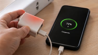 Por qué se calienta el cargador del celular y cuál es la mejor forma de solucionarlo