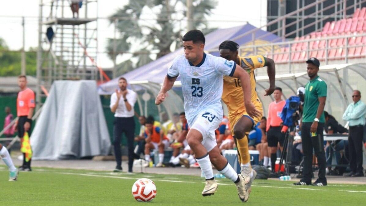 El jugador de El Salvador, Melvin Cartagena (23) fue titular ante San Vicente y las Granadinas, en la segunda fecha de las eliminatorias de Concacaf.