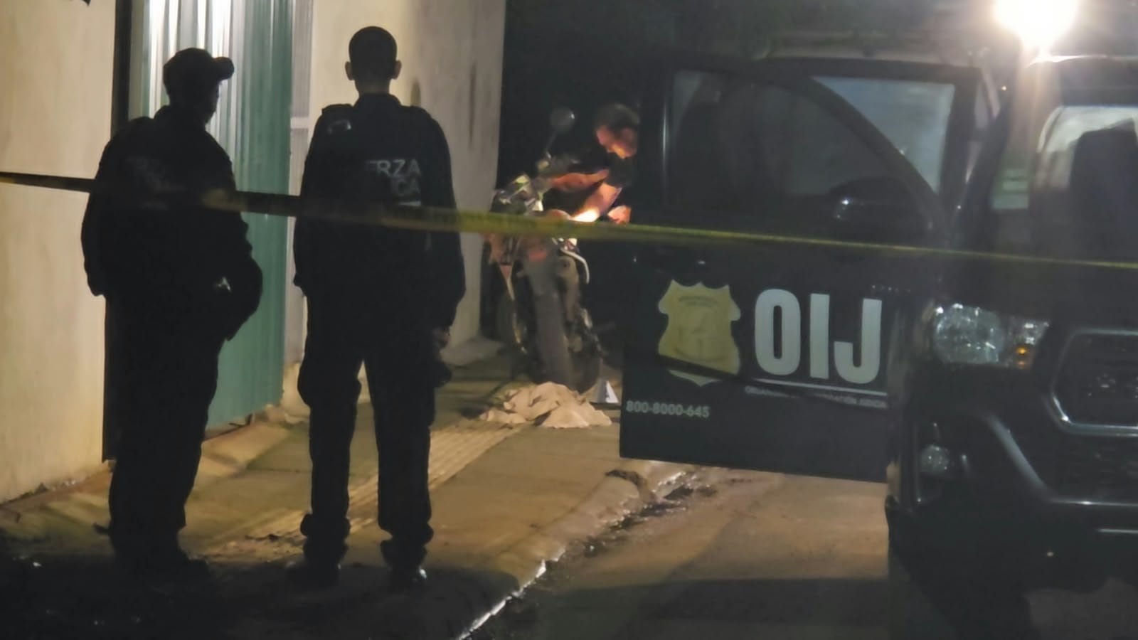 El cuerpo de uno de los fallecidos quedó afuera de la vivienda que fue atacada de múltiples disparos. Dentro del inmueble murieron otras dos personas.