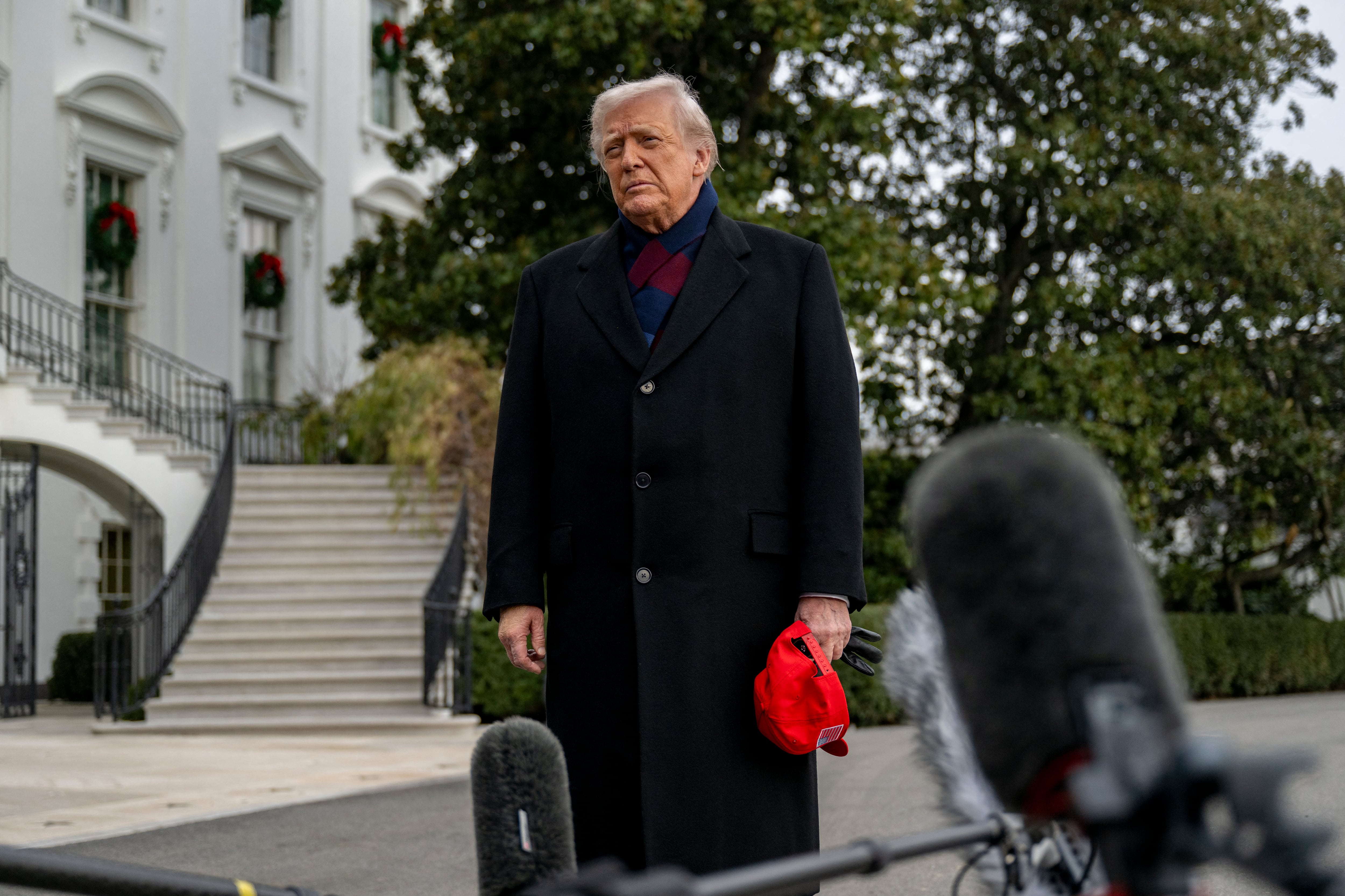 El presidente Donald Trump habló frente a la Casa Blanca tras el ataque en Siria en el que murieron dos soldados y un civil estadounidenses.