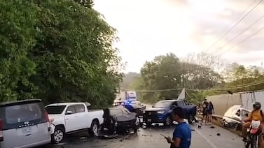 Aparatosa colisión entre tráiler y seis carros deja 21 personas afectadas en Osa