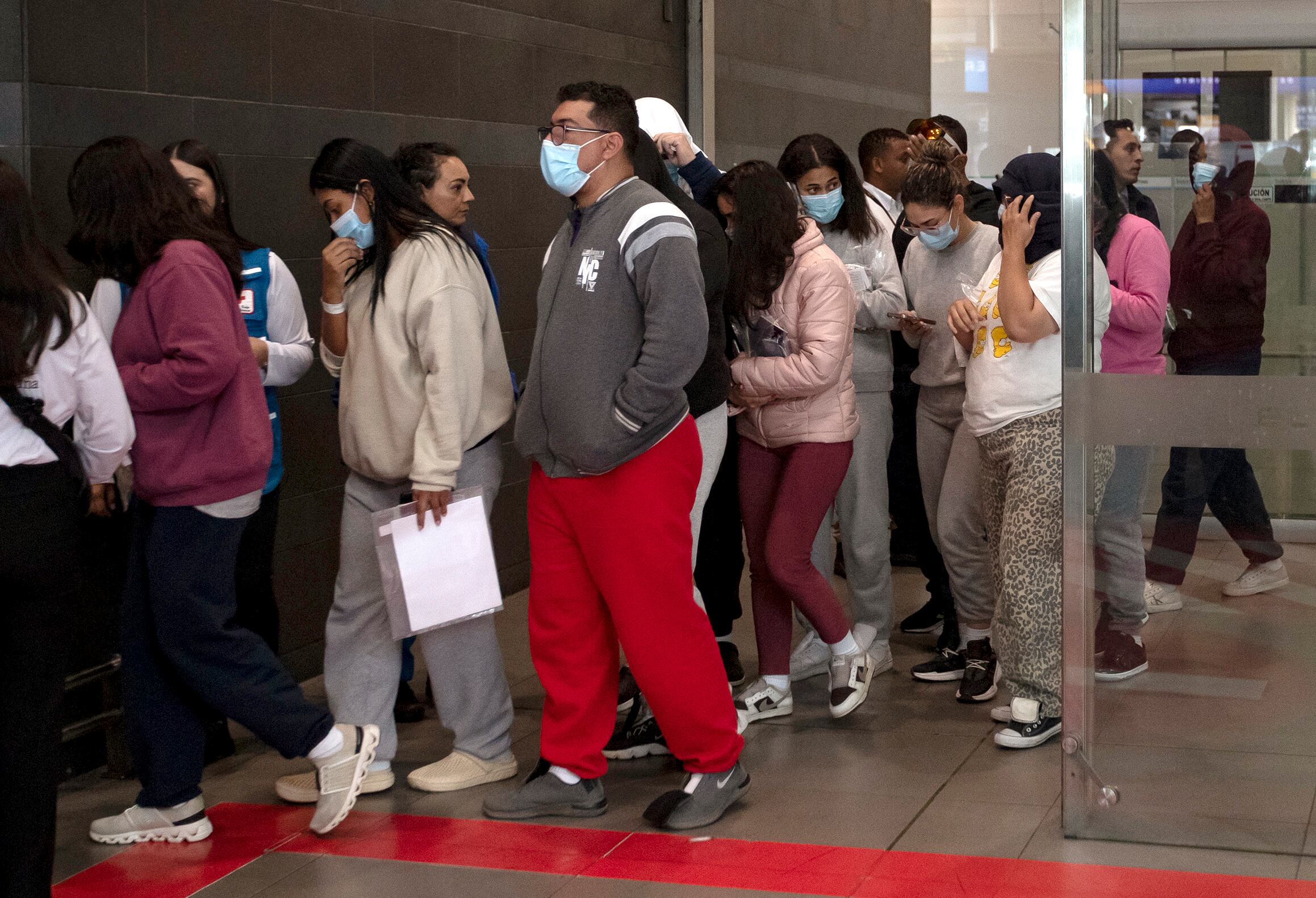 Dos aviones militares colombianos con unos 200 ciudadanos expulsados de Estados Unidos llegaron a Bogotá después de una acalorada disputa con Donald Trump sobre las deportaciones de migrantes, dijo el presidente de Colombia, Gustavo Petro.