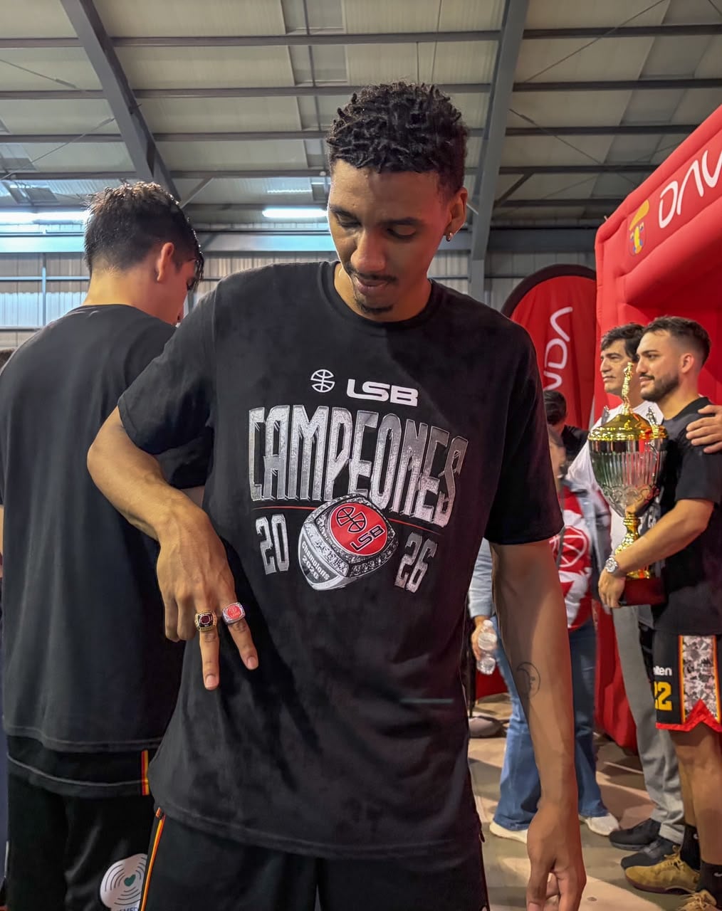 Avery Martínez y sus anillos de campeón de la Liga Superior de Baloncesto.