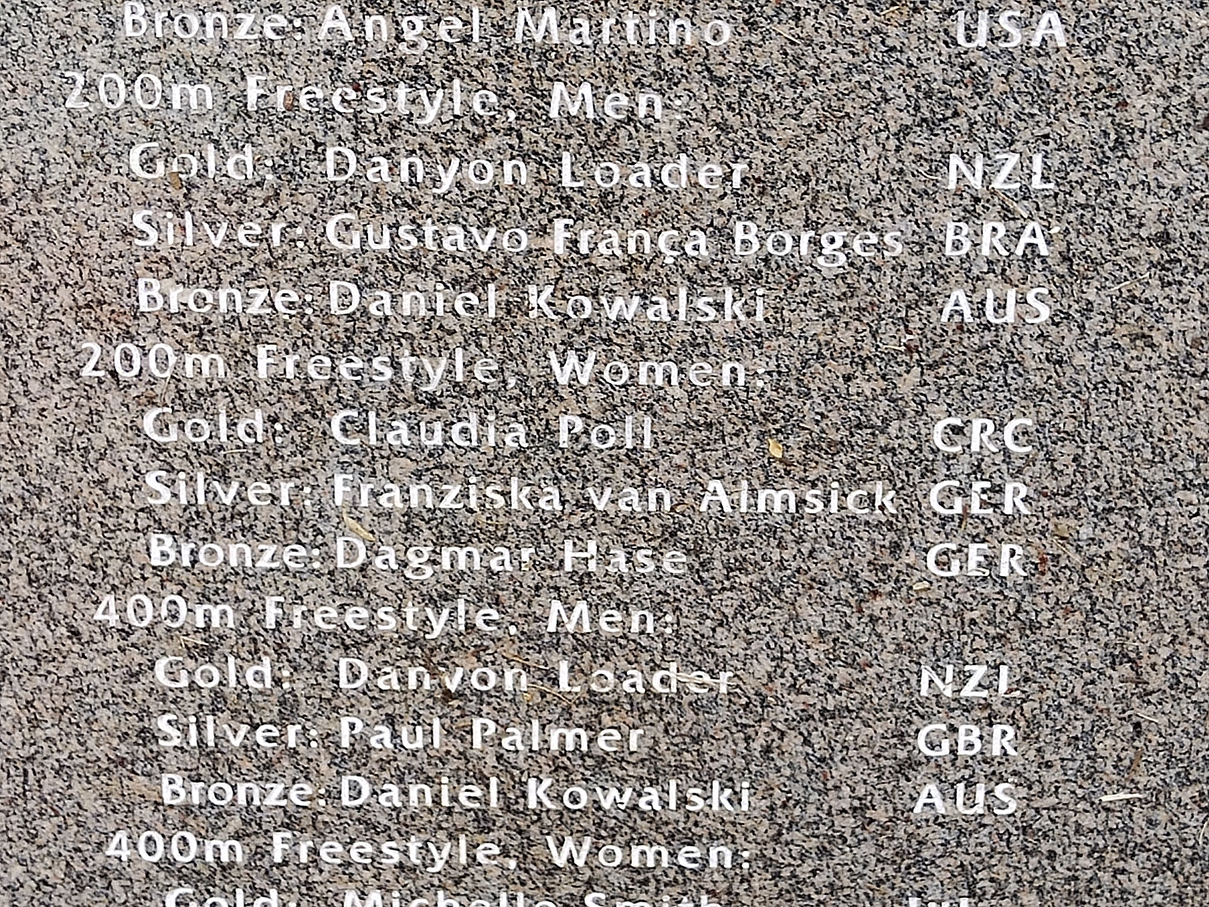 Un detalle donde se ve el nombre de la nadadora Claudia Poll, que obtuvo la medalla de oro para Costa Rica en los Juegos Olímpicos de Atlanta 1996. Fue una hazaña que hizo historia.