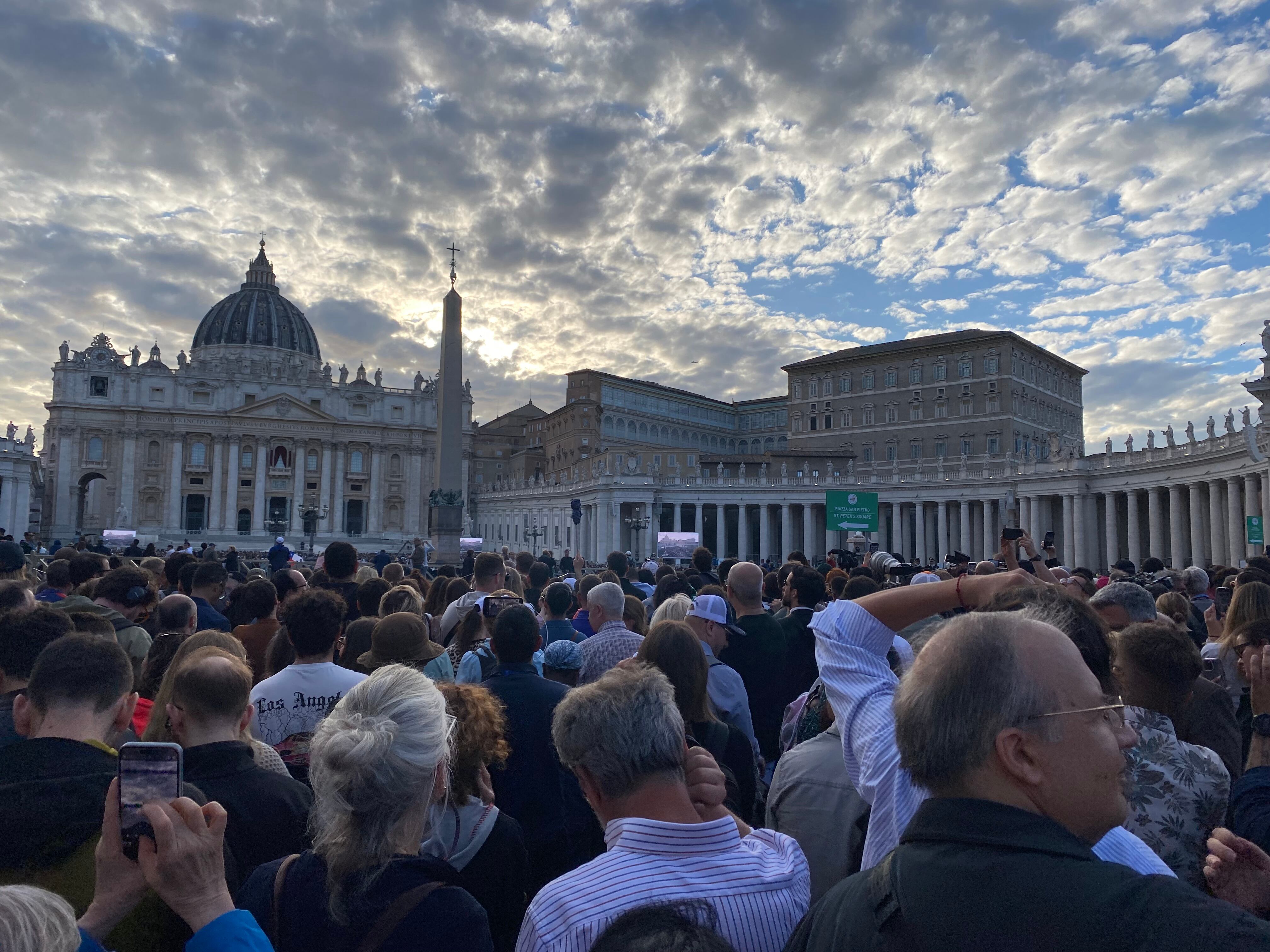 Miles de personas, de todas partes del mundo, se aglutinaron en la plaza de San Pedro de previo a la primera fumada del cónclave en que se elegirá al nuevo Papa.