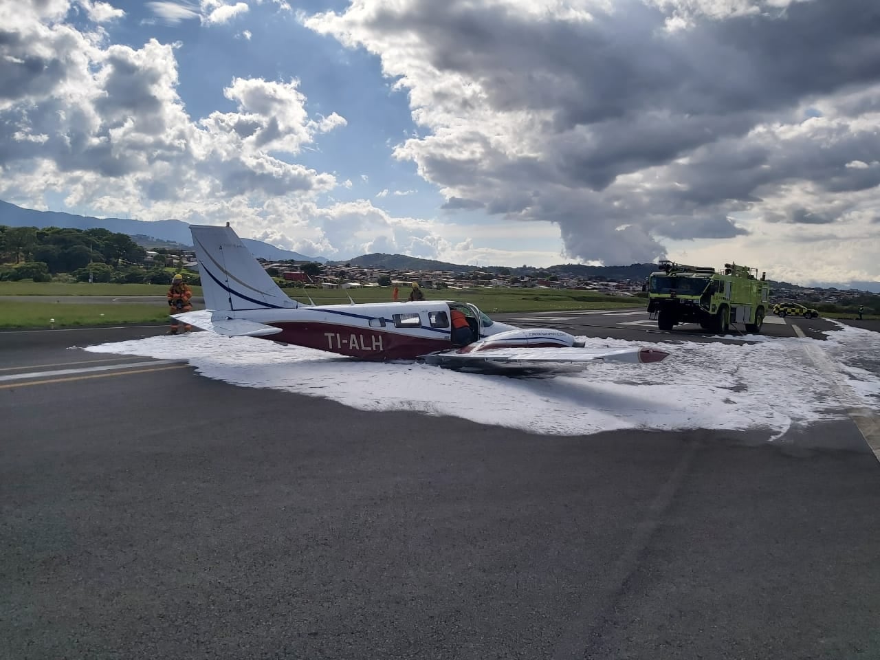 Los bomberos actuaron rápido lanzando espuma enfriar la aeronave que regresaba de Tambor. Foto: Cortesía.
