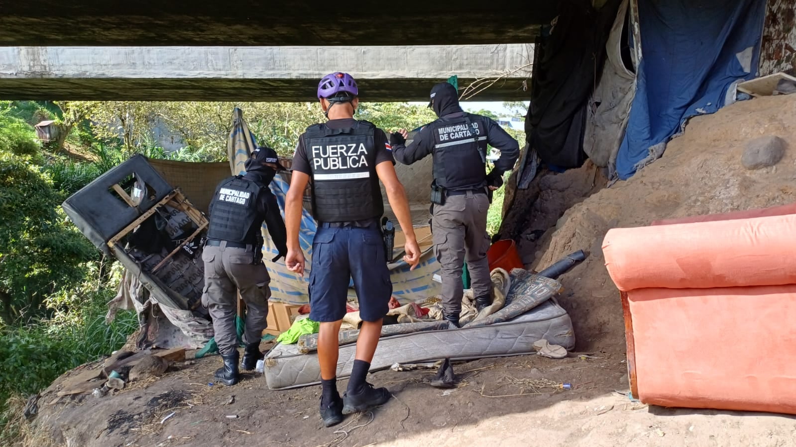 Durante el operativo se retiraron sillones, mesas y otras pertenencias; distribuidas entre seis y ocho aposentos improvisados. Fotografía: