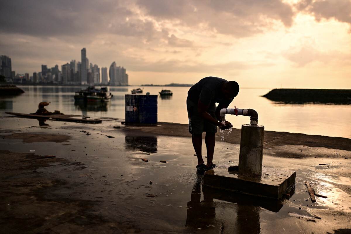 Un pescador se lava en la terminal pesquera de Ciudad de Panamá, en las primeras horas de la mañana del 24 de septiembre de 2026.
