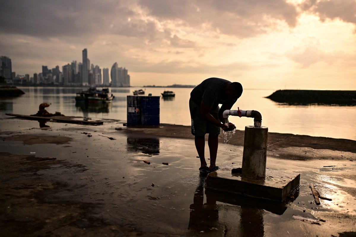 Un pescador se lava en la terminal pesquera de Ciudad de Panamá, en las primeras horas de la mañana del 24 de septiembre de 2026.