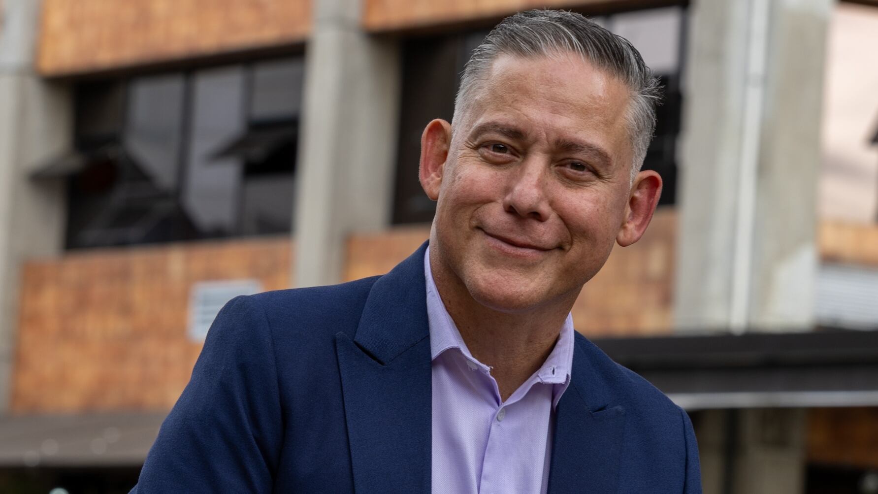 Primer plano de un hombre con el rostro levemente inclinado hacia su izquierda