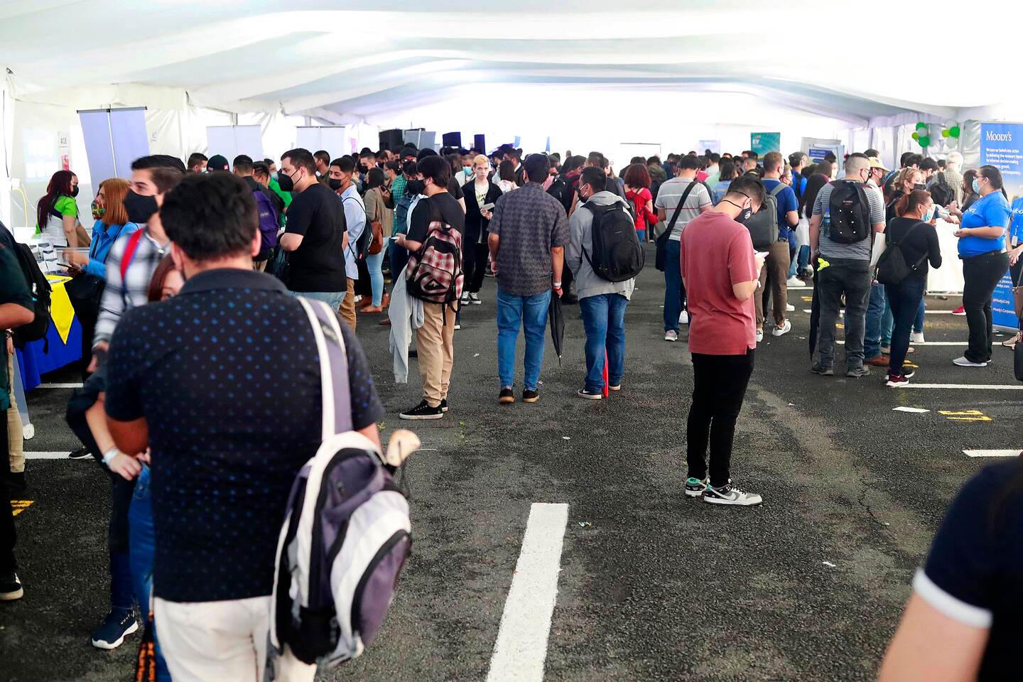 09/06/2022 San Pedro de Montes de Oca. Cientos de personas hieron fila este jueves, tratando de colocarse en alguna empresa, en la Feria del Empleo organizada por el Colegio de Ciencias Económicas.