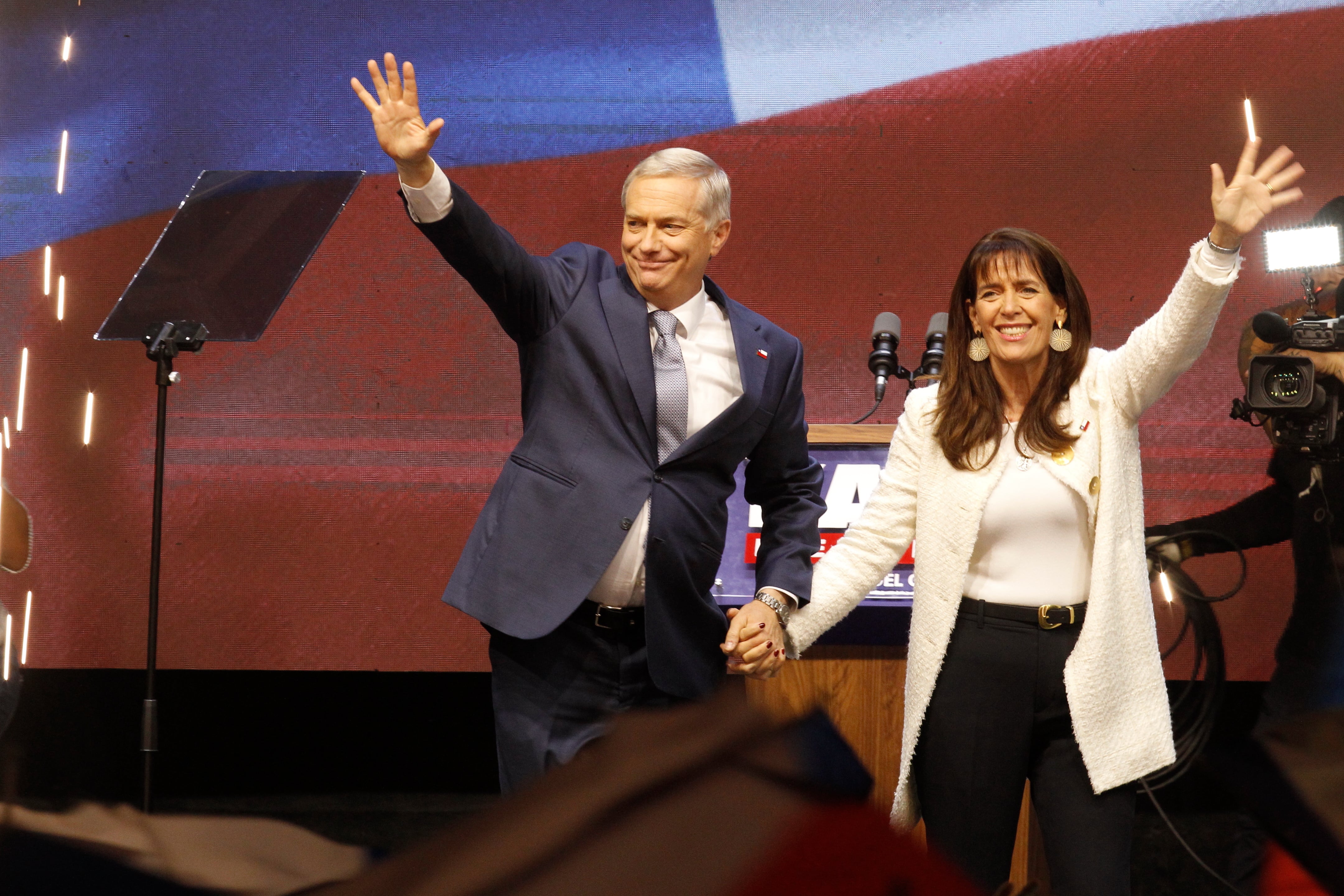 El líder y fundador del Partido Republicano (derecha), José Antonio Kast, se convirtió en el Presidente electo con un apoyo del 58% de los votos en el balotaje del 15 de diciembre y prometiendo un “gobierno de emergencia” para hacer frente a los problemas más apremiantes del país: seguridad, migración y economía. En su primer discurso tras el triunfo pidió paciencia para esperar los resultados de sus políticas y respeto a sus contrincantes, mientras que reconoció el respaldo que había recibido de otras alternativas de derecha y de centro para ganar el balotaje. Asumirá la Presidencia el 11 de marzo de 2026 y es el primer presidente en 67 años que vivirá en la sede de Gobierno.