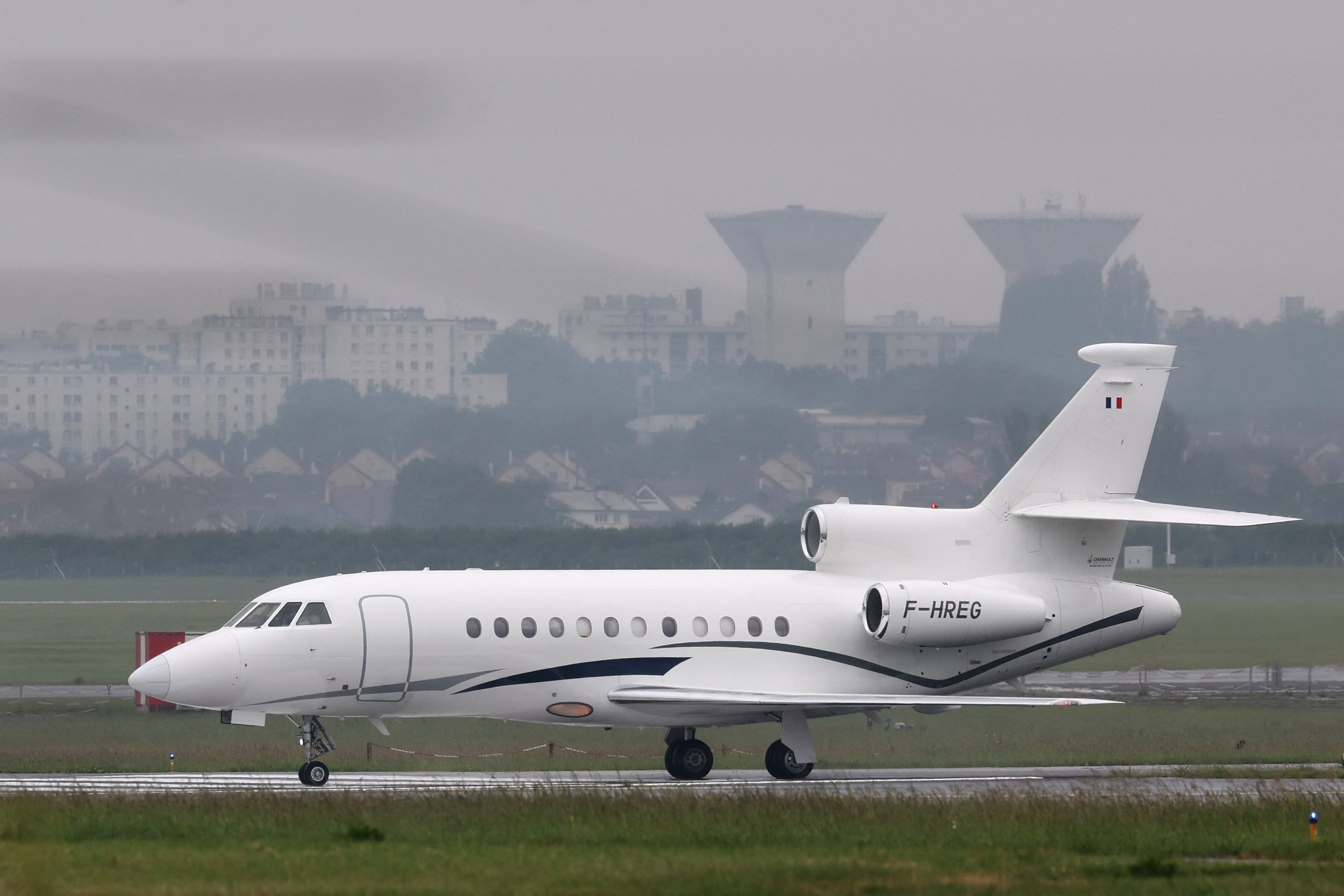 El avión que repatrió a pasajeros franceses del crucero MV Hondius, donde se detectó un brote de hantavirus, aterriza en Le Bourget, en las afueras de París, este 10 de mayo de 2026. La evacuación de los cerca de 150 pasajeros y tripulantes comenzó en Tenerife, España, tras confirmarse varios casos del virus, incluidos tres fallecidos. Foto: Xavier GALIANA / AFP.