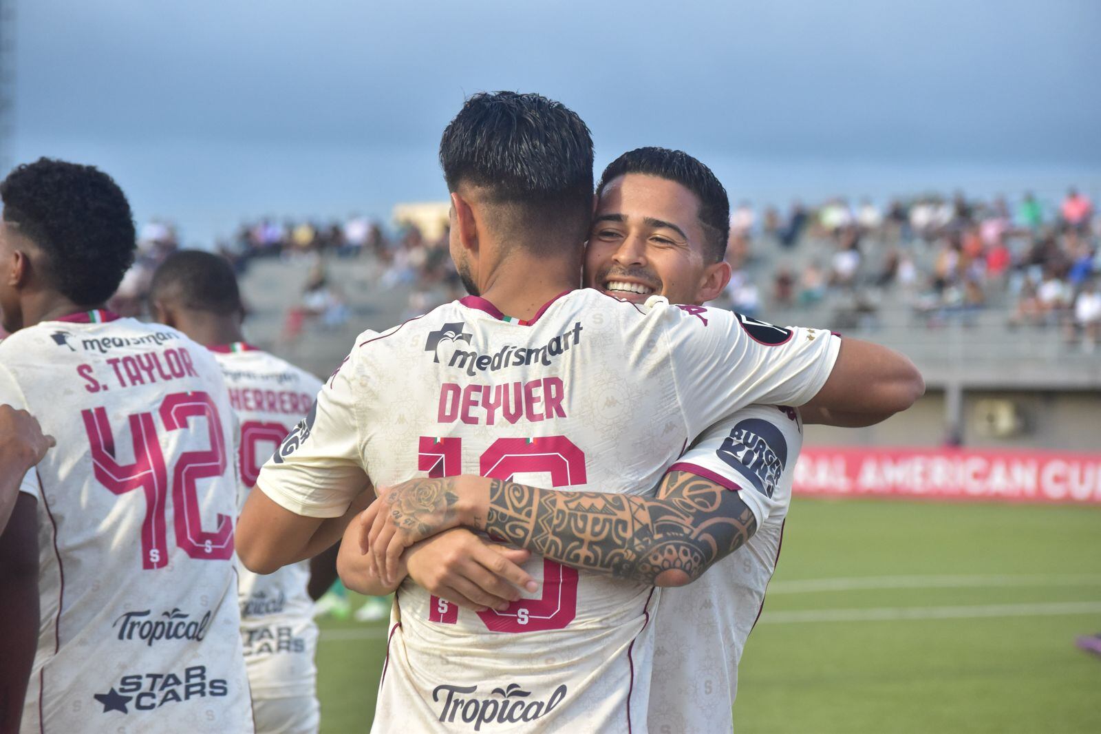 Deyver Vega festejo su gol con Gerson Torres