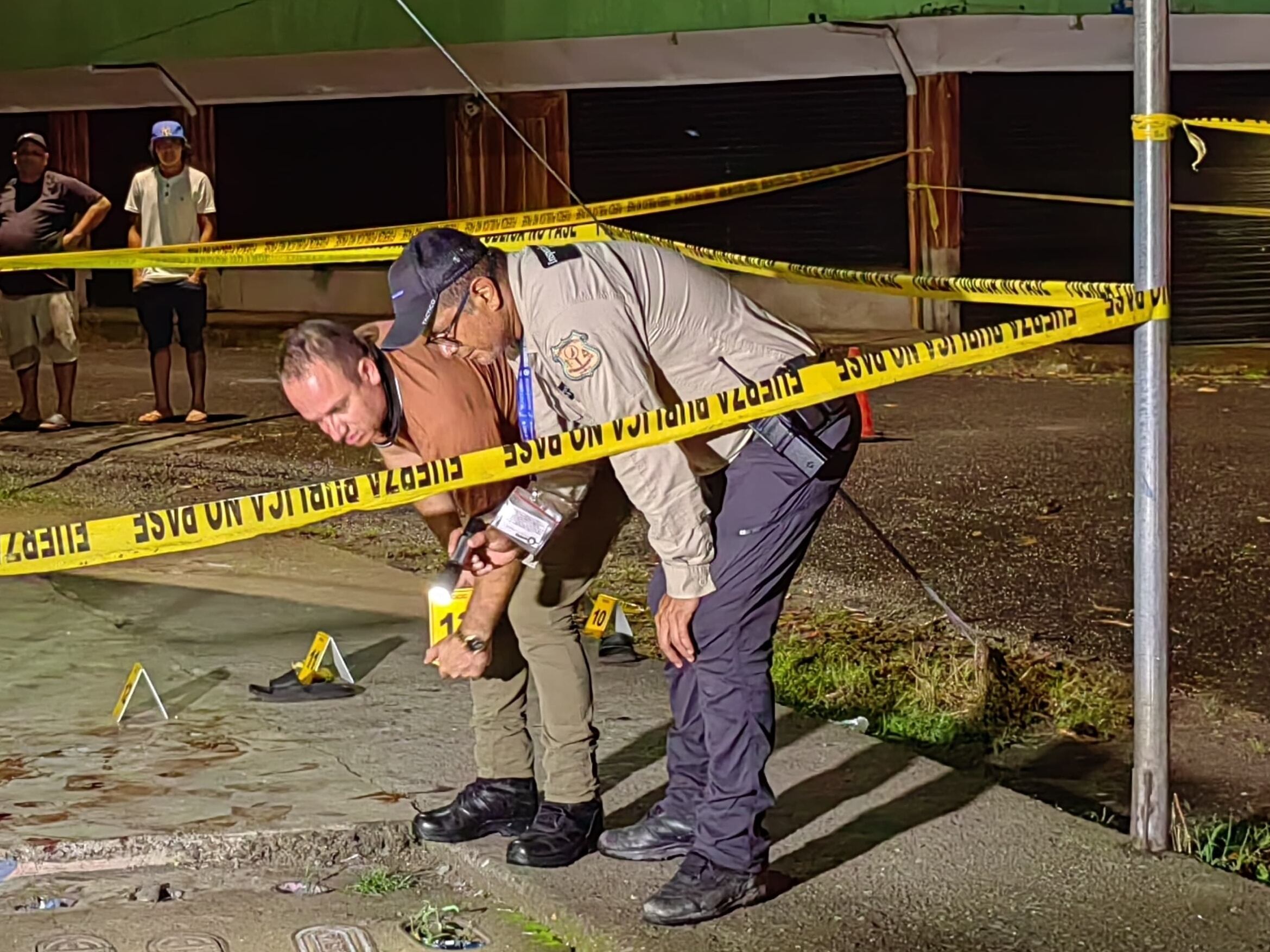 Personal del OIJ y Fuerza Pública levantaron unos 30 casquillos en el sitio donde murió la víctima del ataque. Fotografía: