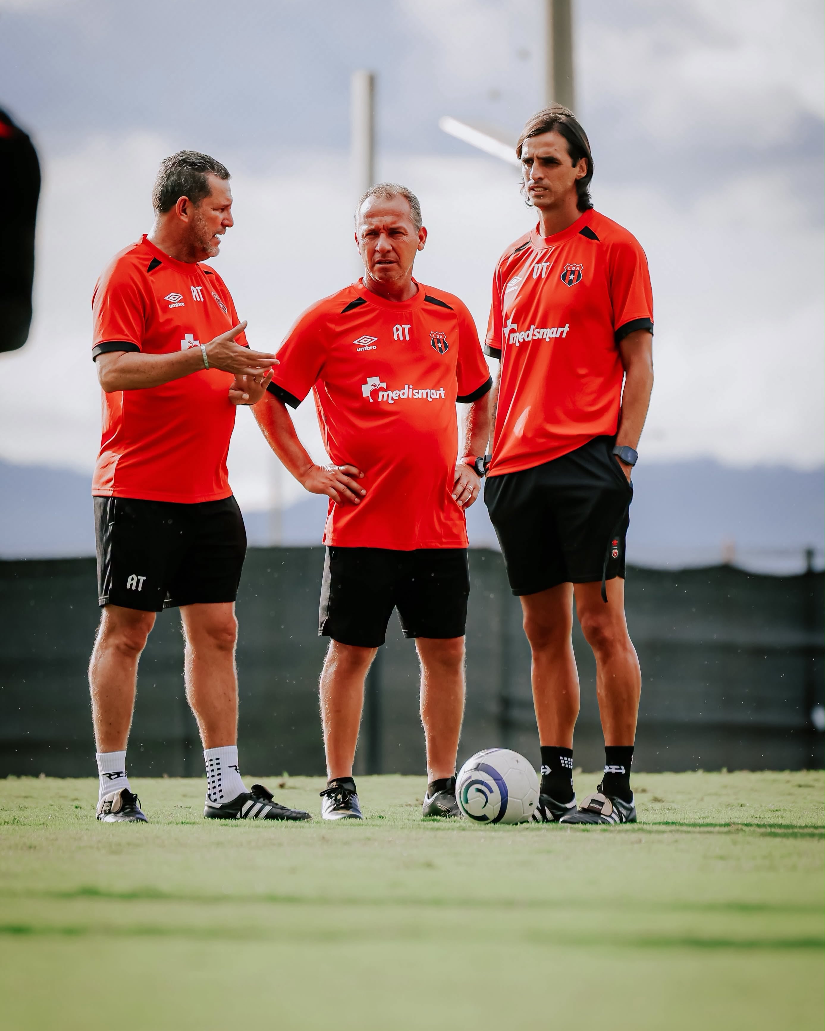 Javier Delgado, Wílmer López y Bryan Ruiz tienen claro lo que debe hacer Liga Deportiva Alajuelense esta noche.