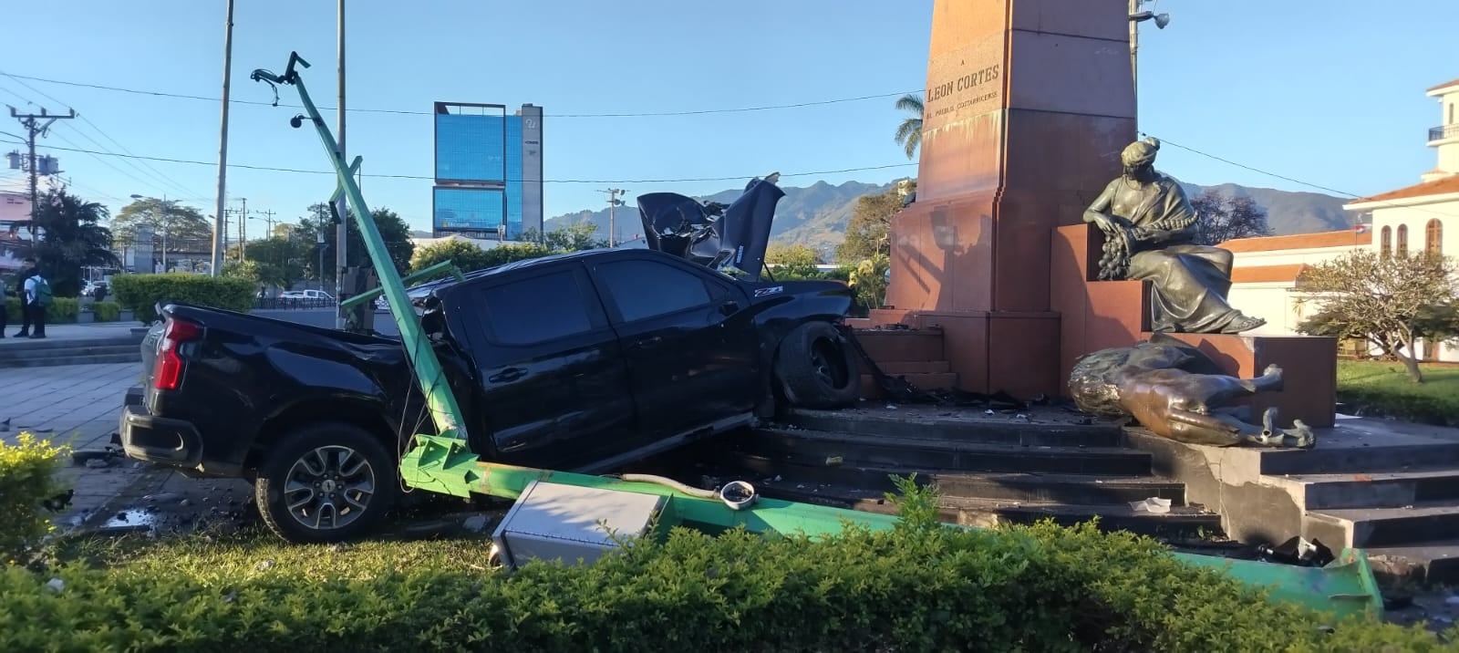 El choque del pick up contra la estatua de León Cortés, provocó daños a la estructura, al sistema de semáforos y destruyó el vehículo.