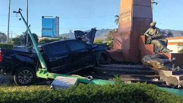 Vehículo que se estrelló contra estatua de León Cortés viajaba en contravía: vea el video