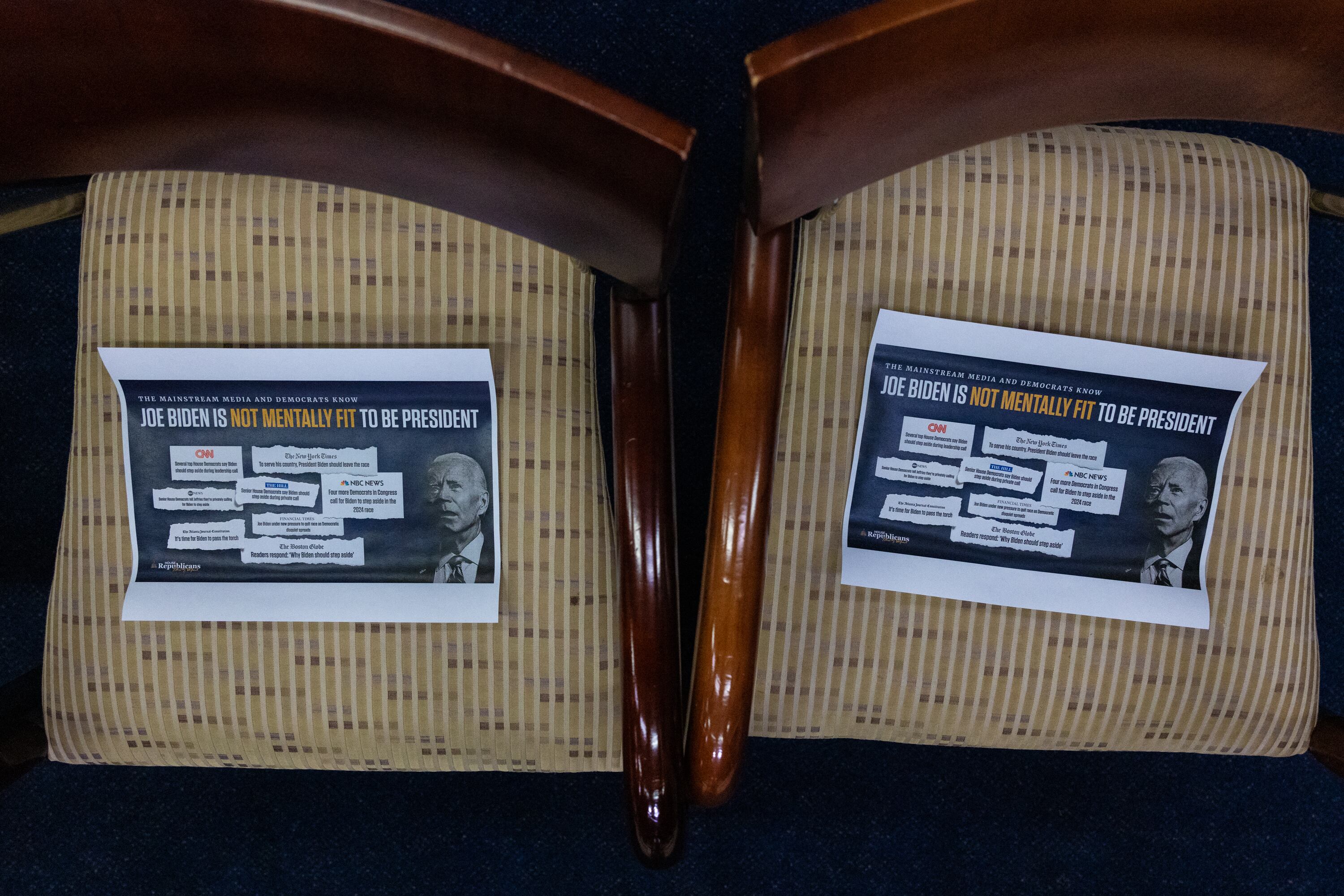Impresiones que dicen 'Joe Biden no está mentalmente apto para ser presidente' se colocan en sillas durante una conferencia de prensa de los líderes republicanos de la Cámara de Representantes en el Capitolio de los Estados Unidos.