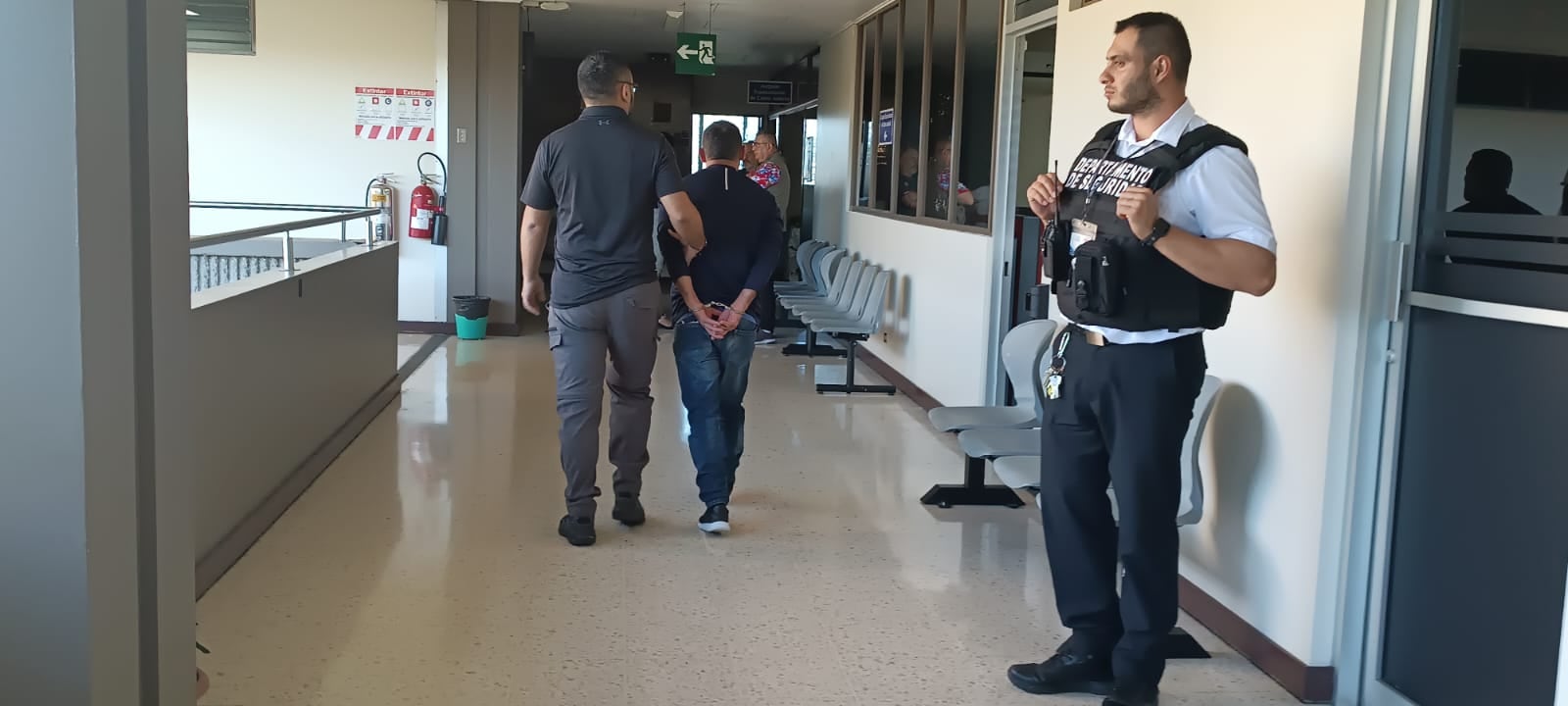 Al filo de las 4 p.m. el Tribunal suspendió la audiencia que estaba en conclusiones de la Fiscalía y serán retomadas este miércoles a las 8:30 a. m. El imputado es de apellidos Ríos Garro. Foto: Keyna Calderón.