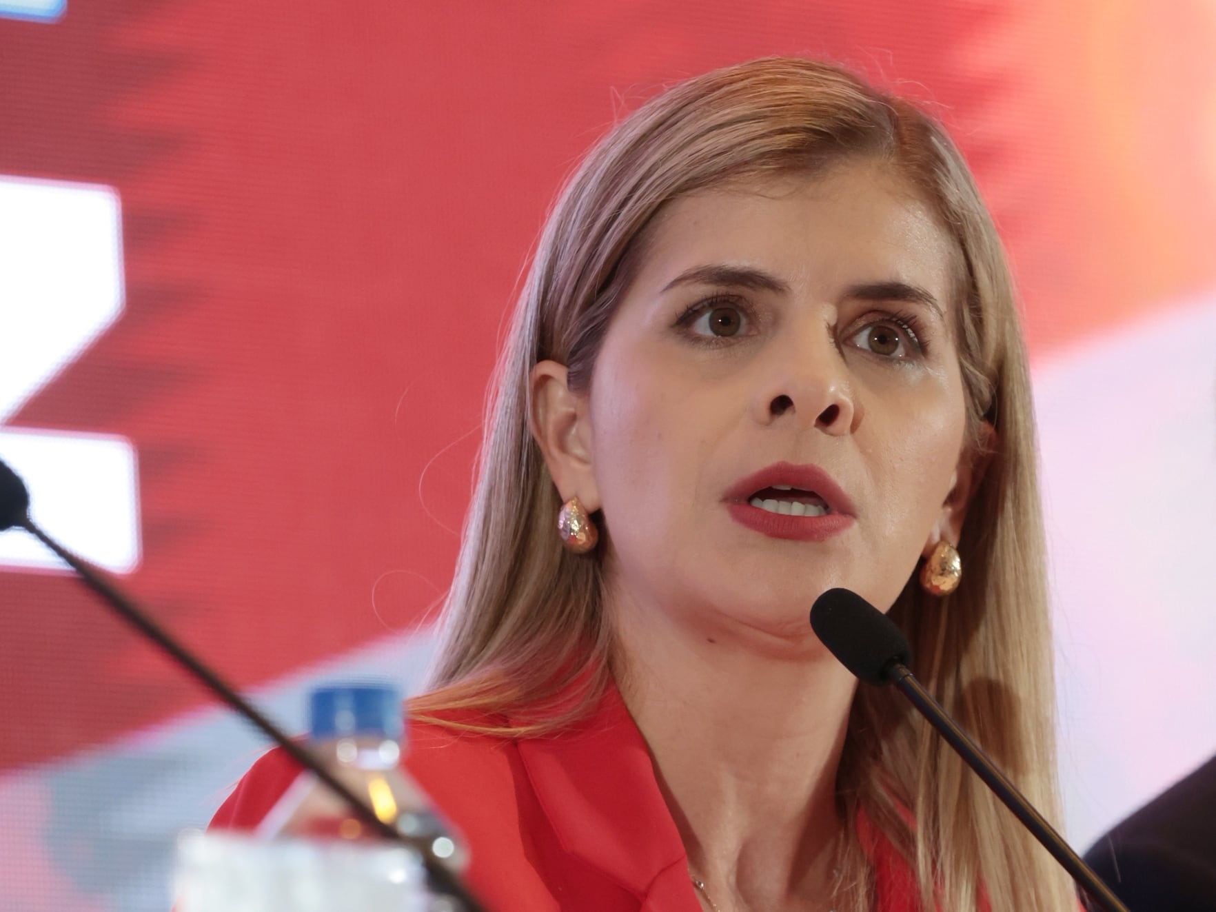 02/02/2026/ La presidente electa Laura Fernández brinda su primera conferencia de prensa junto a su esquivo de gobierno el vicepresidente electo Francisco Gamboa y el 2do vicepresidente electo Douglas Soto en el Holiday Inn AUROLA / Foto John Durán