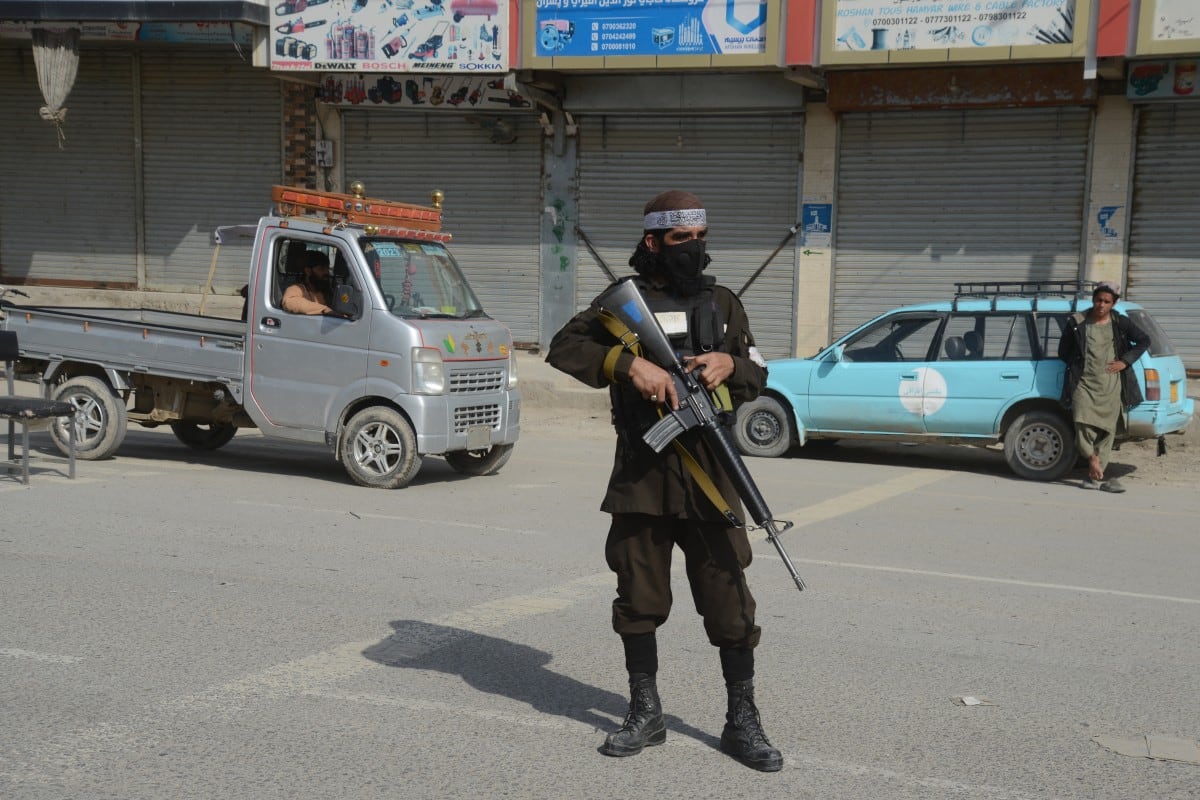 Un miembro del personal de seguridad del Talibán monta guardia a lo largo de una carretera en Kandahar, el 27 de febrero de 2026, tras un intercambio de disparos transfronterizos durante la noche entre Afganistán y Pakistán.