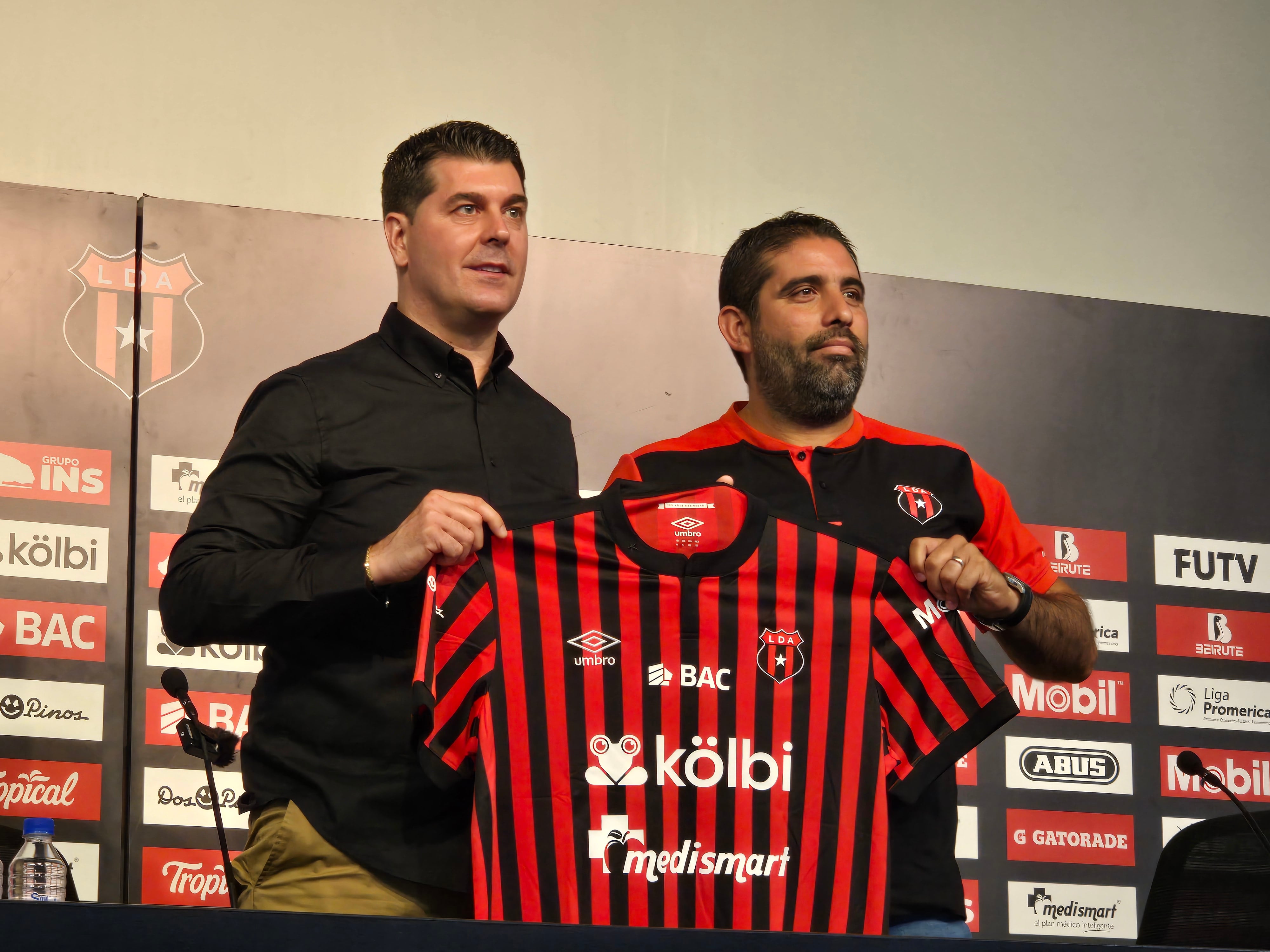 Ismael Rescalvo fue presentado por Carlos Vela como el nuevo técnico de Liga Deportiva Alajuelense.