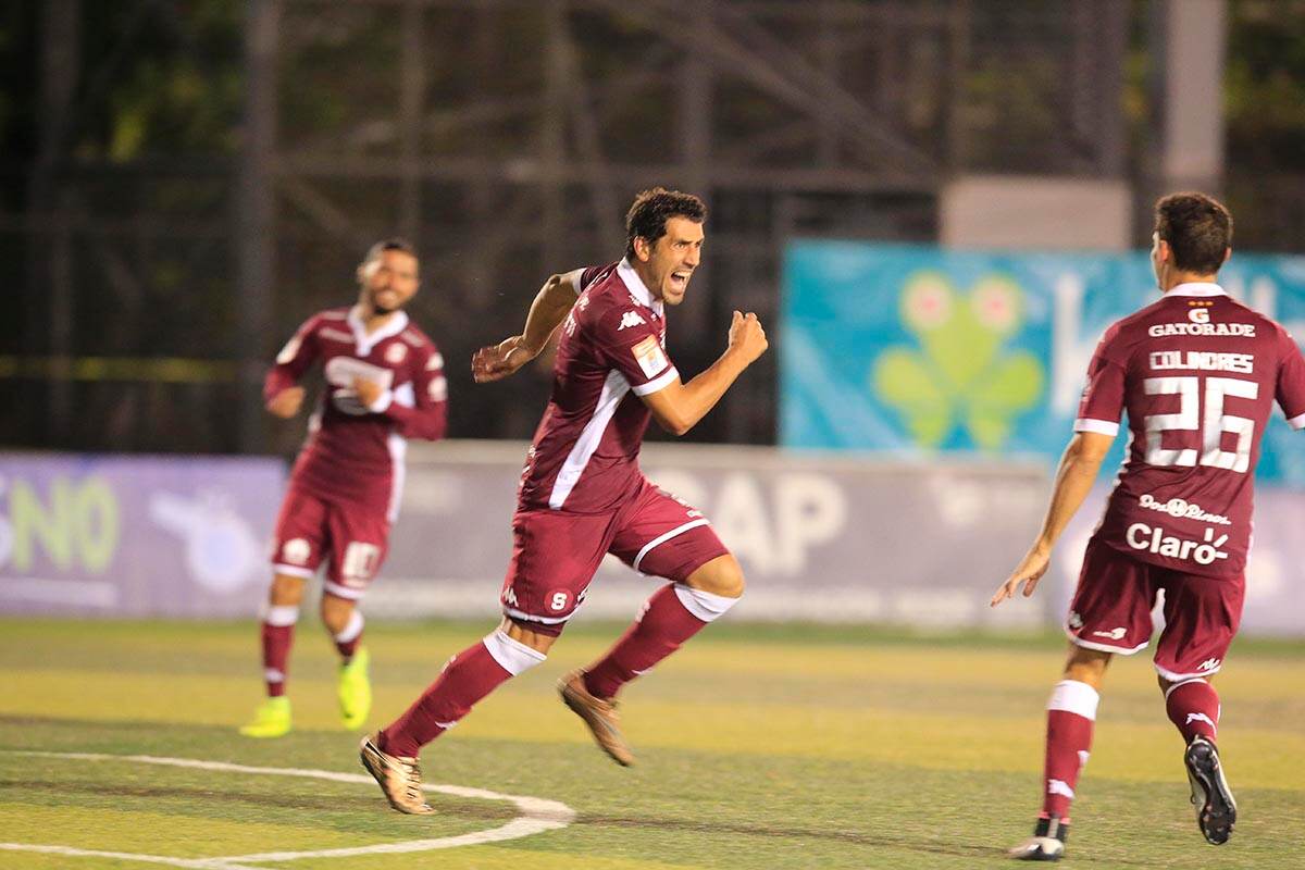Fabrizio Ronchetti celebra la anotación que consiguió ante la UCR.
