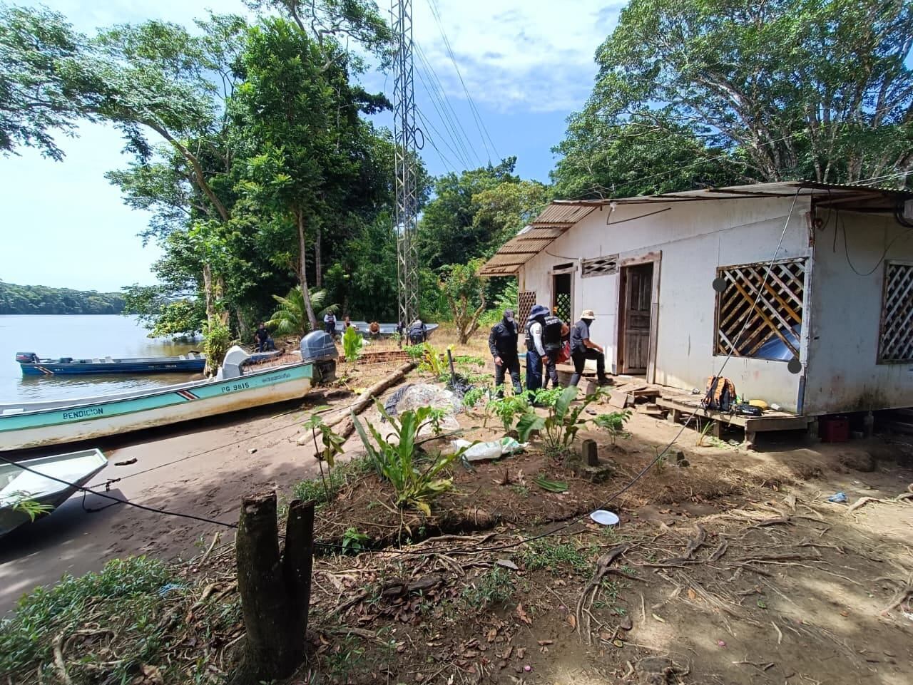 Agentes judiciales en la vivienda donde se hicieron las detenciones y fue llevada la tortuga verde en Tortuguero (Limón). Fotografía: