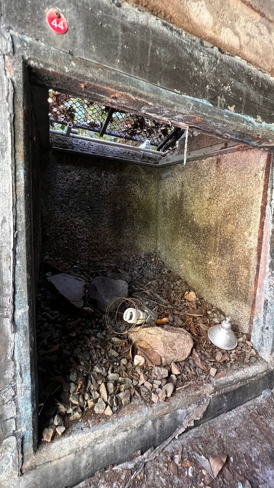 Una estructura de cemento en la que anteriormente había una lámpara fue vandalizada.