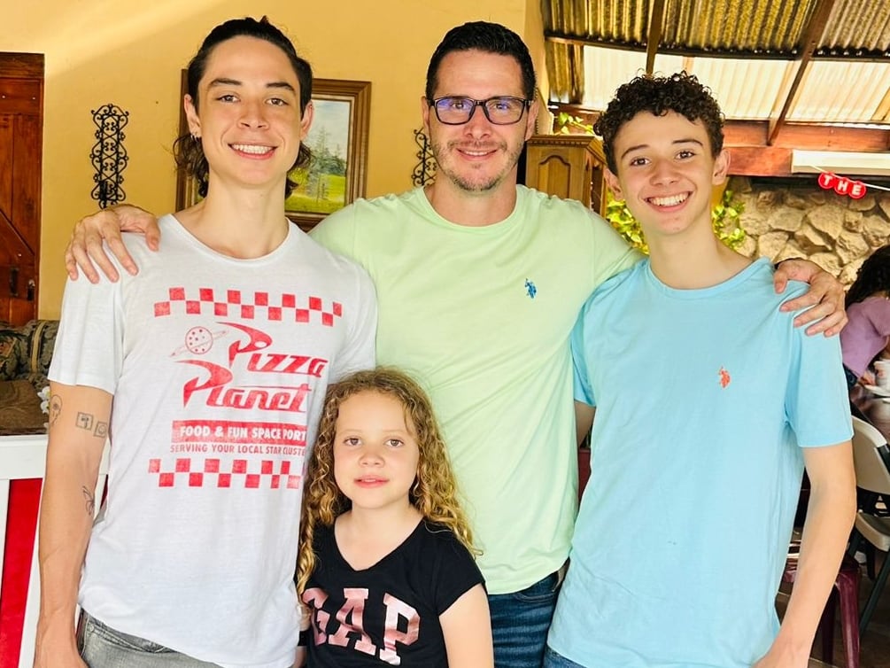 Óscar Seravalli junto a sus hijos: Estefan, Luciano y Gianna. El exlateral del Saprissa disfruta de ser padre.