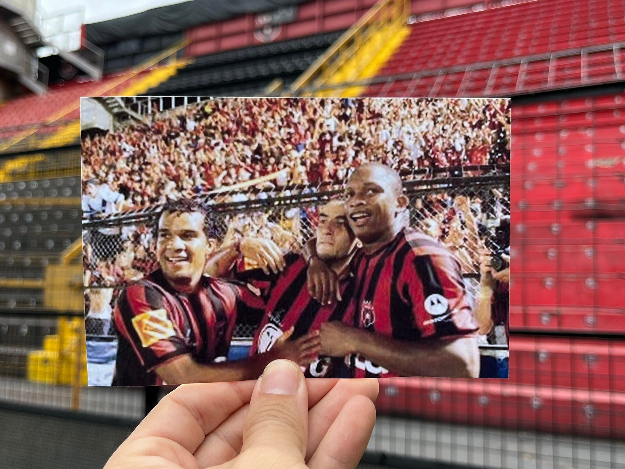 Liga Deportiva Alajuelense le pide a sus aficionados que lleguen temprano al Estadio Alejandro Morera Soto para que compartan con los exjugadores que fueron parte del título de Concacaf en 2004.