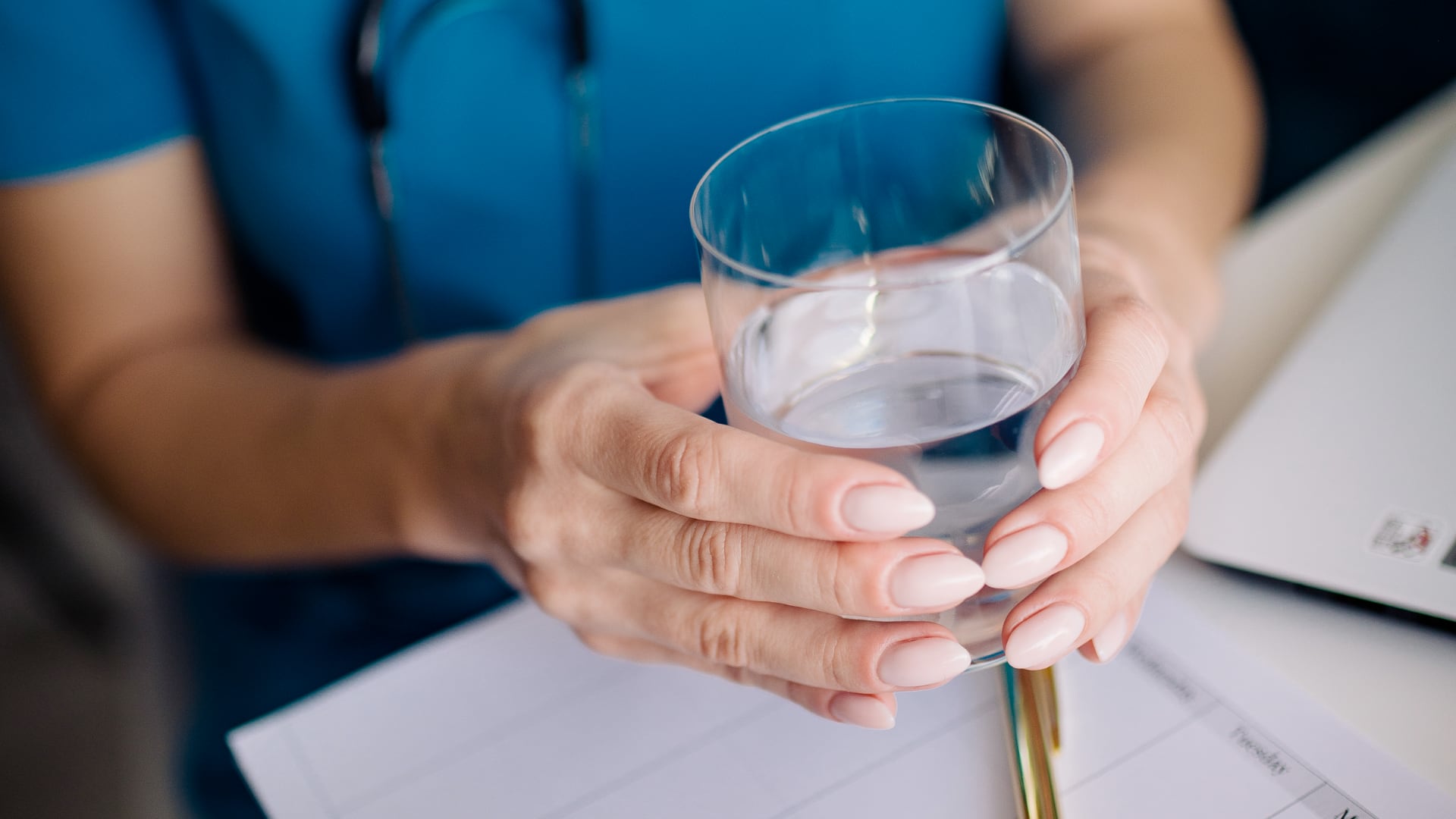Evaluación de 138 países colocó a Guatemala entre los peores desempeños mundiales en agua potable y equidad de género.