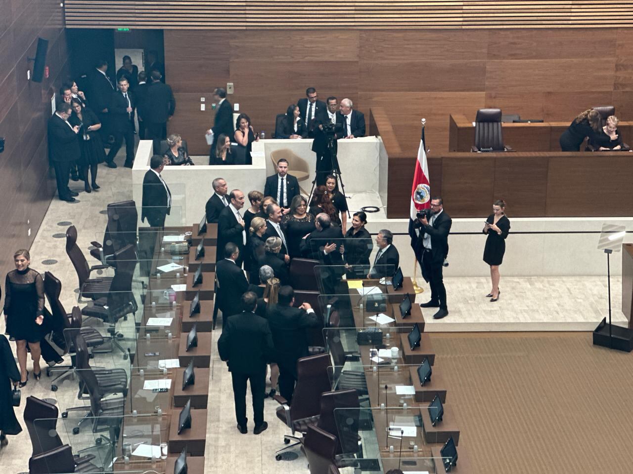 Rodrigo Arias Sánchez fue electo, por tercer año consecutivo, como presidente de la Asamblea Legislativa. Sus compañeros del PLN lo felicitaron tras la designación. Foto: Rafael Pacheco