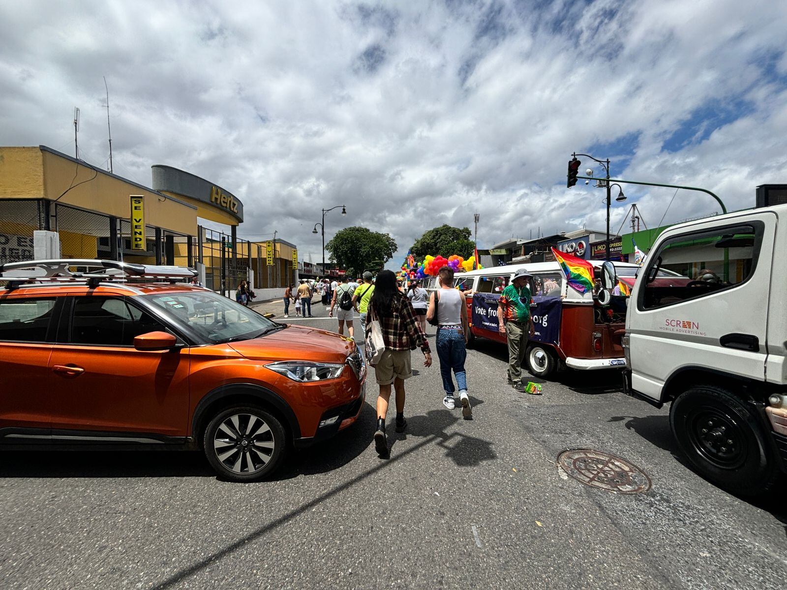 Los participantes de la marcha se mezclan con el tránsito en esta intersección, 100 al oeste de Pizza Hut del paseo Colón. Según la organización, a última hora la Policía de Tránsito canceló su participación.