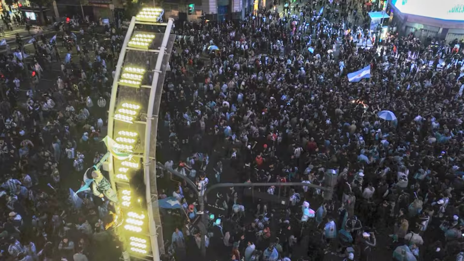 La celebración por el triunfo de Argentina terminó con una víctima mortal en Cañuelas y múltiples incidentes en Buenos Aires, donde hubo detenidos y policías heridos.