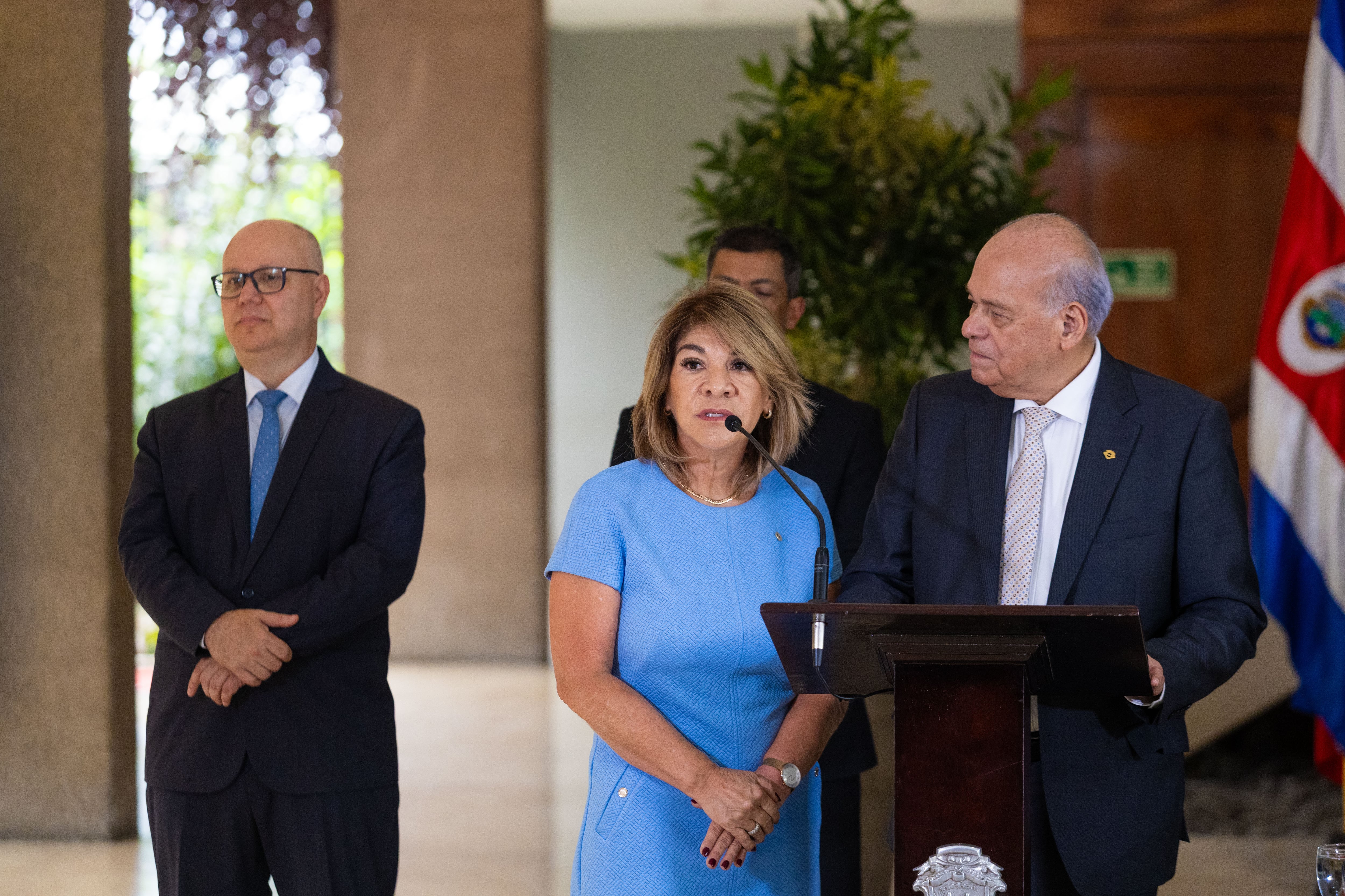 Los jerarcas del Poder Judicial y Laura Fernández se reunieron en casa presidencial. Laura Fernández, Orlando Aguirre, Patricia Solano, Carlo Díaz, Michael Soto, Fernando Castillo y Rodrigo Fernández.