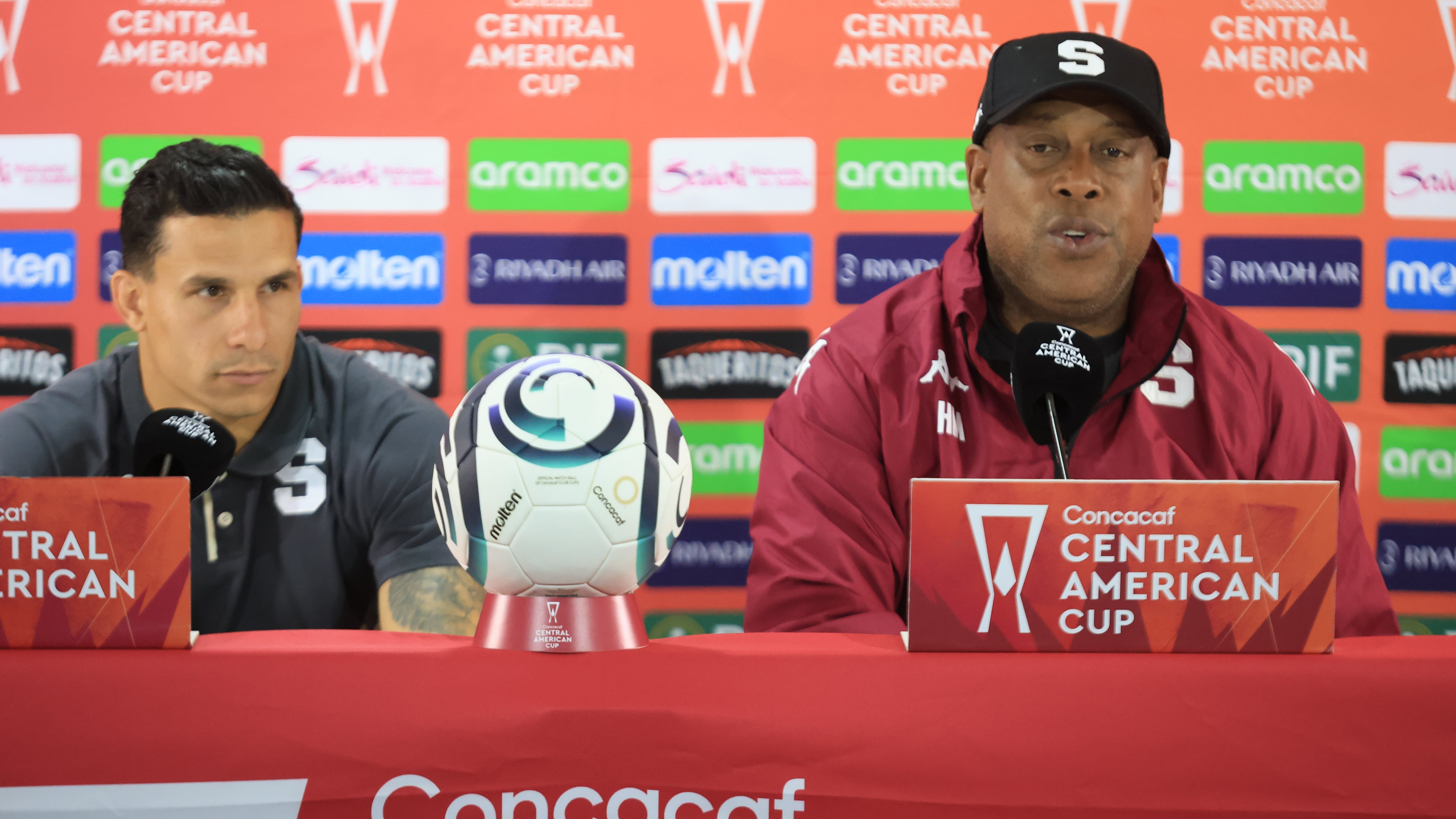 Hernan Medford y Luis Paradela en conferencia de prensa previo al juego contra Cartagines por la Copa Centroamericana de Concacaf.