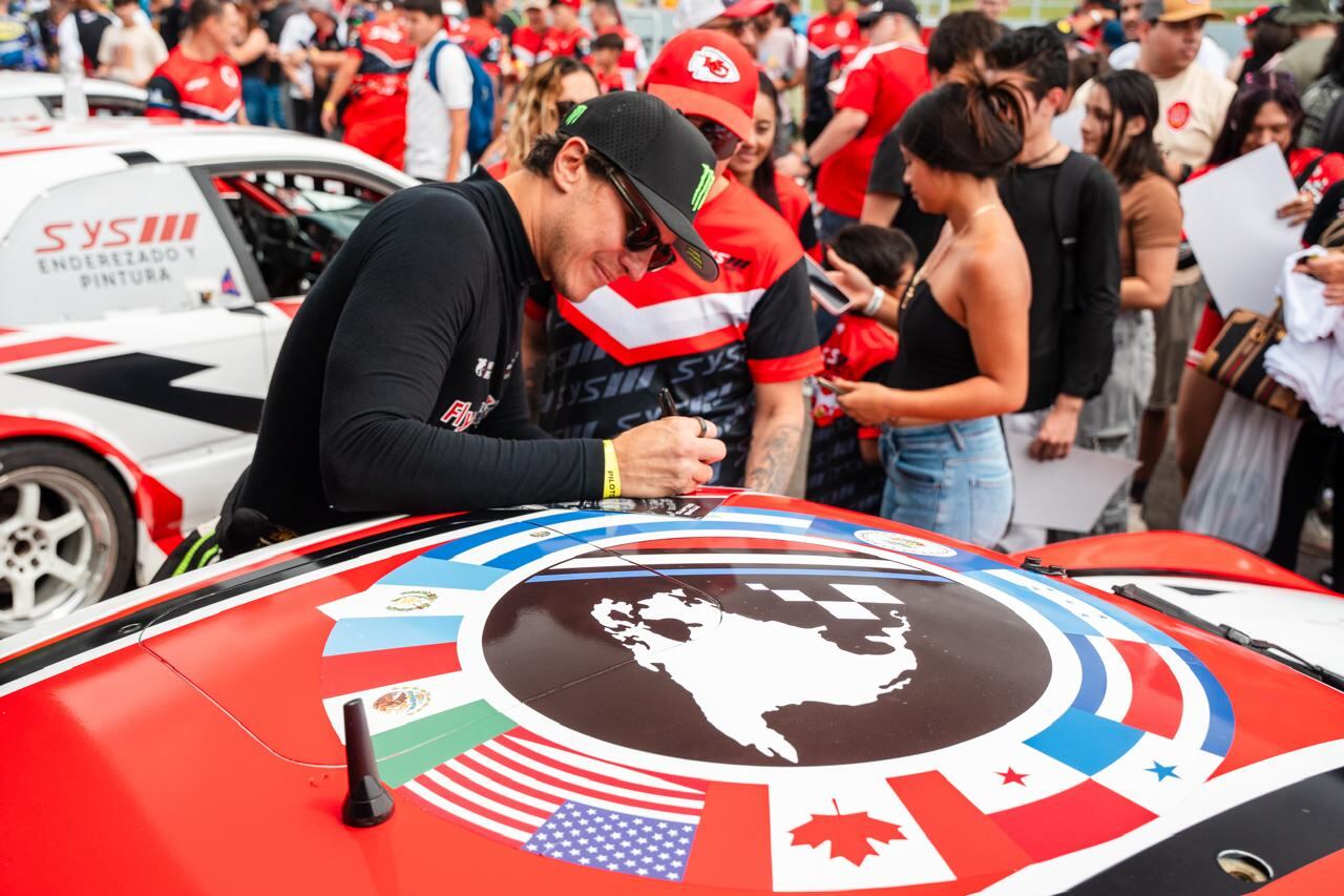 Campeonato de Automovilismo
Copa Economy 200 kilómetros Costa Rica
André Solano fue uno de los pilotos más buscados durante el Pit Parade, una de las actividades favoritas del público, que ofrece la oportunidad de interactuar con los pilotos y apreciar los autos de cerca.
2 de noviembre del 2025
Fotografías: MR.D MEDIA - CRRL
