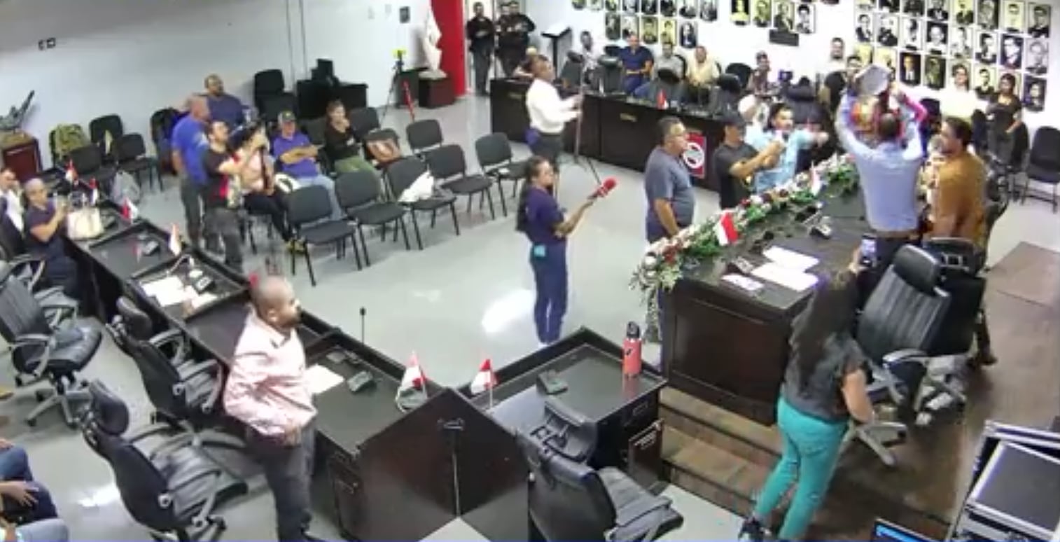 El momento en que los regidores encaran al presidente del Conocejo Municipal, Hermelink Chinchilla, camisa celeste y manos alzadas, cuando finalizó la sesión.