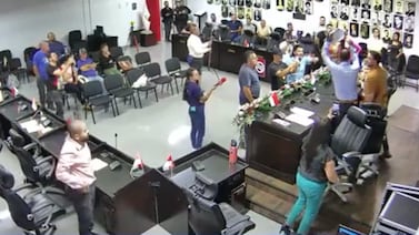 Tensión en San Ramón: Regidores encaran a presidente municipal suspendido y obligan a intervención policial