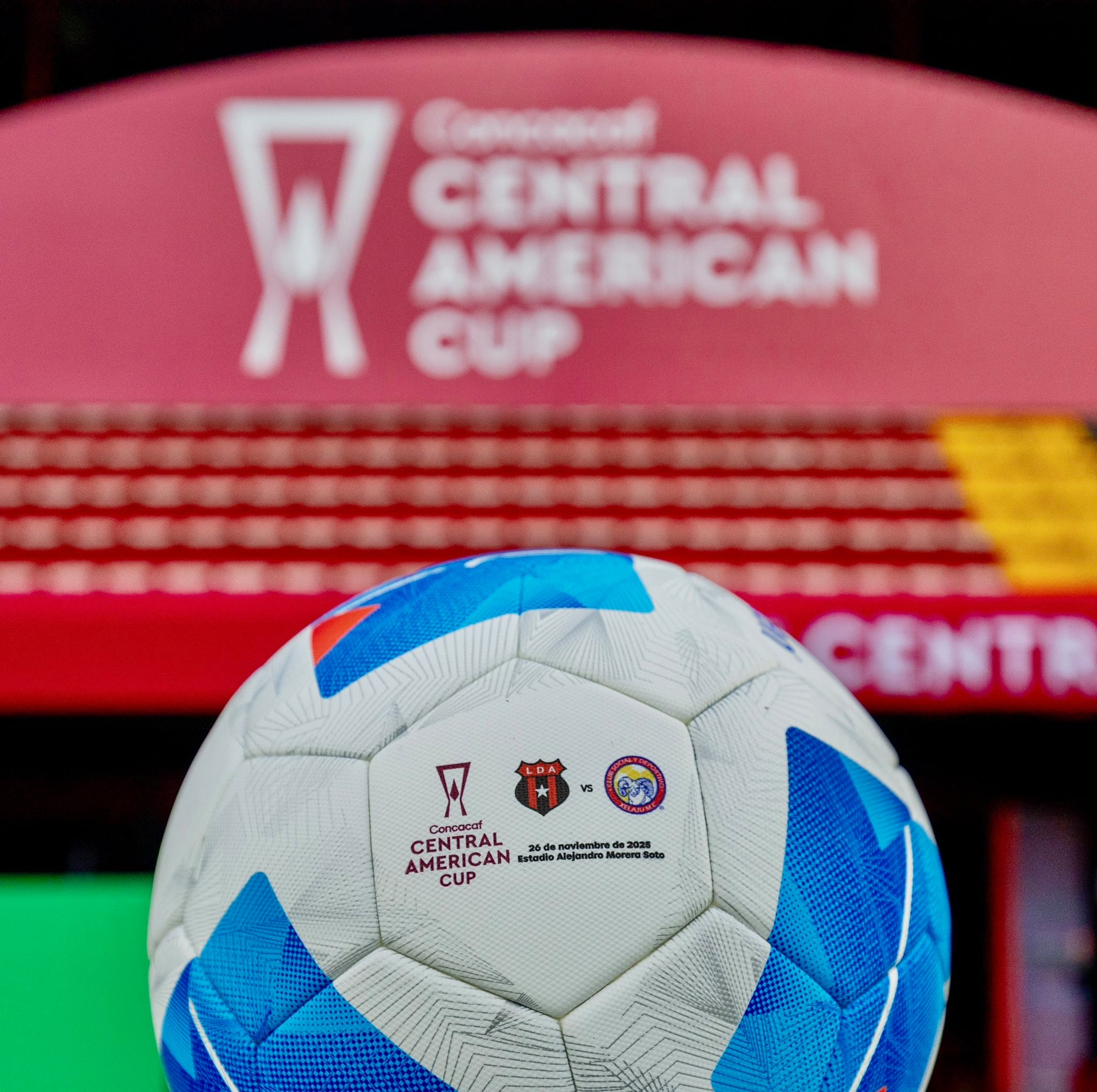 Ese es el balón que se usará en la final de la Copa Centroamericana de Concacaf entre Liga Deportiva Alajuelense y Xelajú.